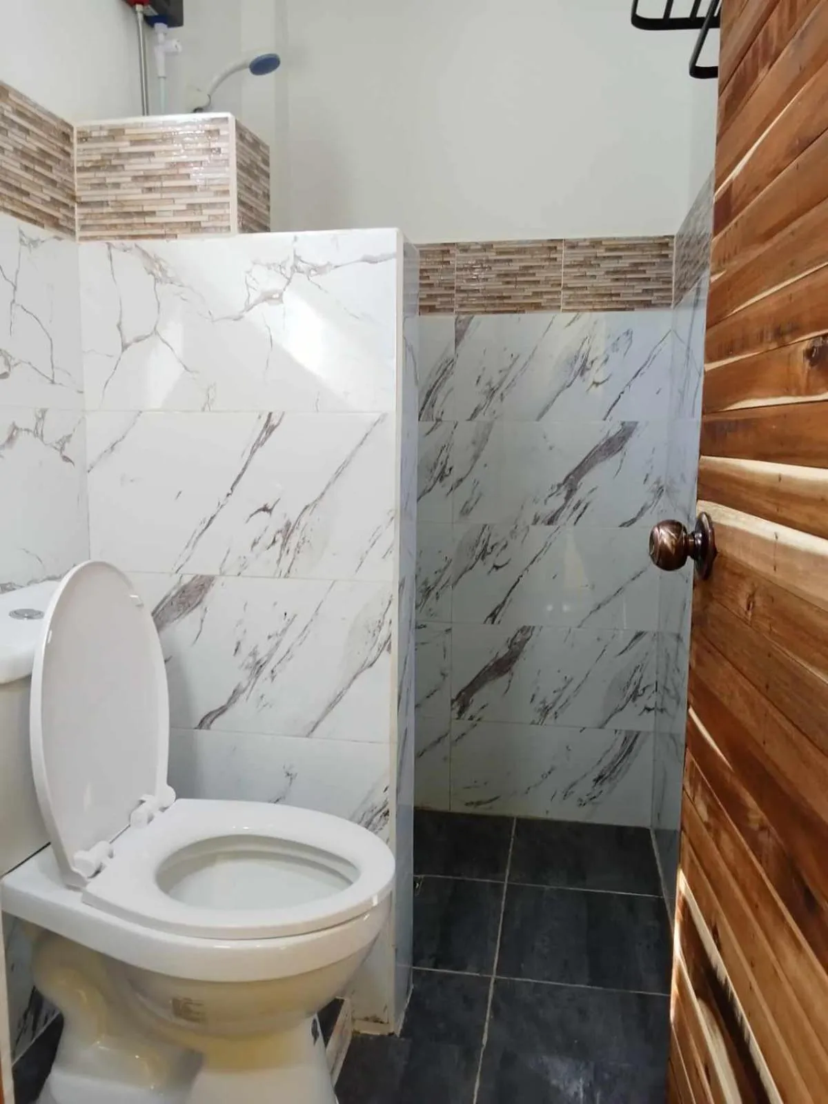 Shower in Vali-Joe Travel Lodge