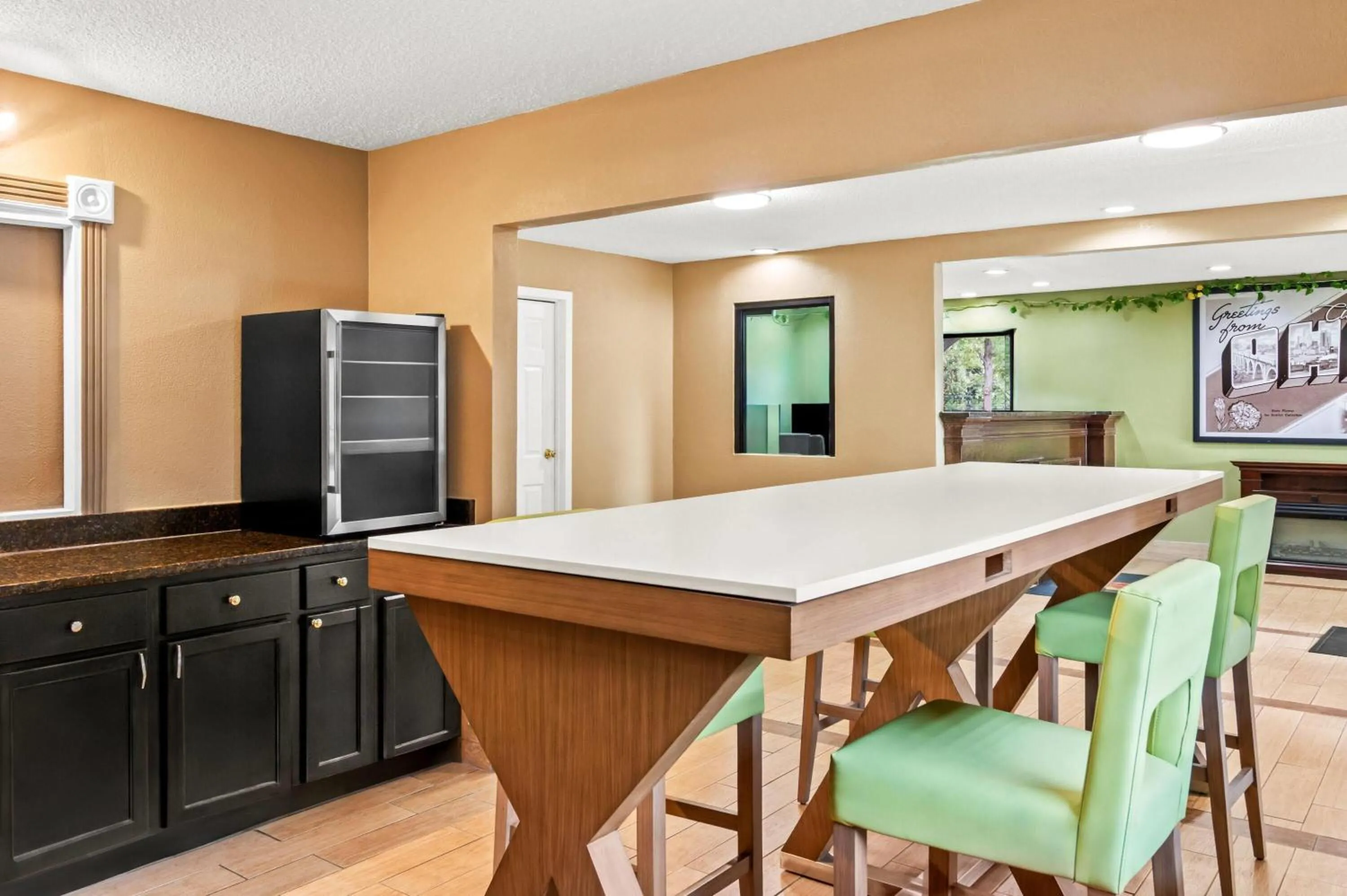 Restaurant/places to eat in Super 8 by Wyndham Cincinnati-Springdale OH