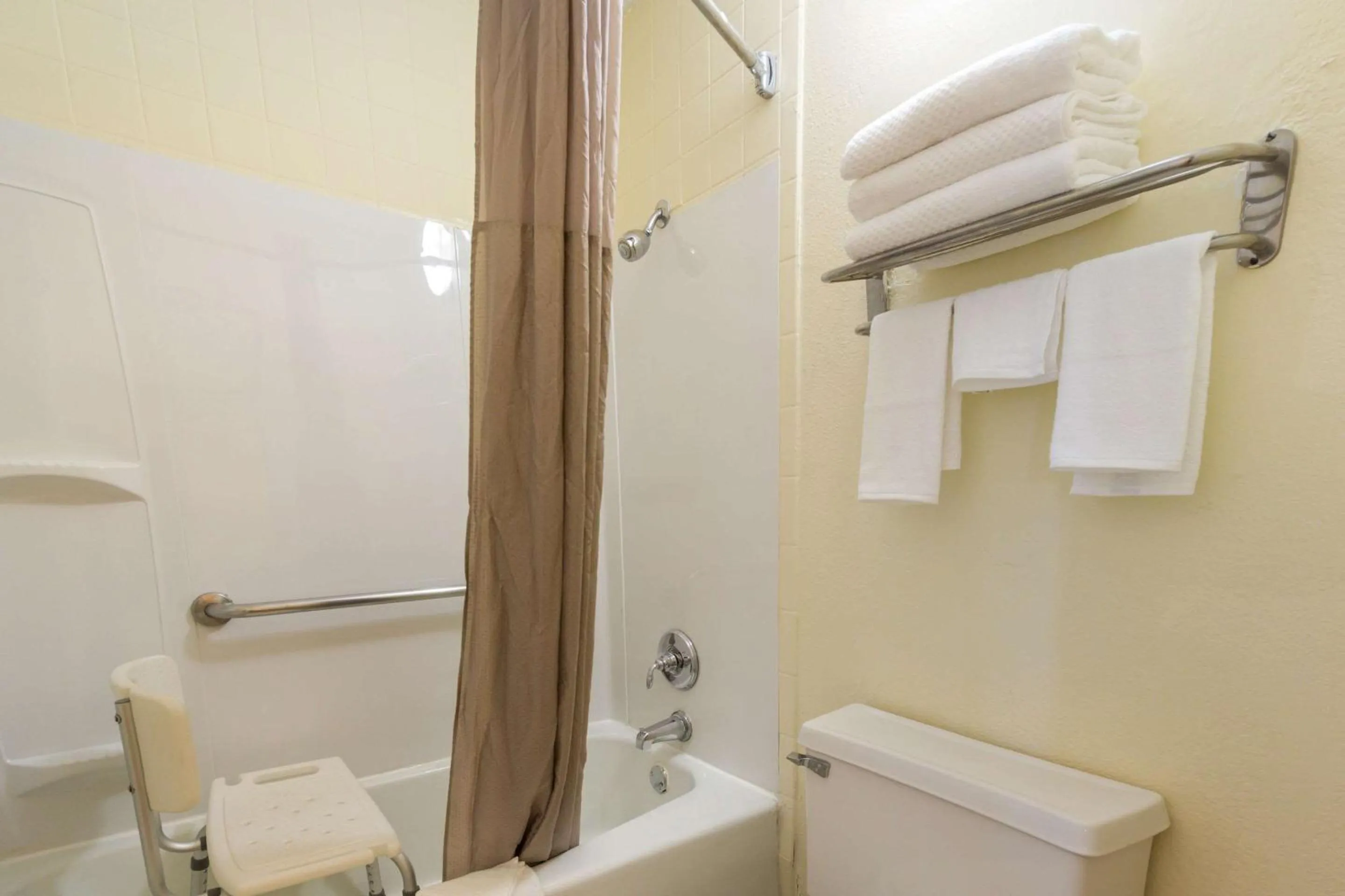 Bedroom, Bathroom in Econo Lodge