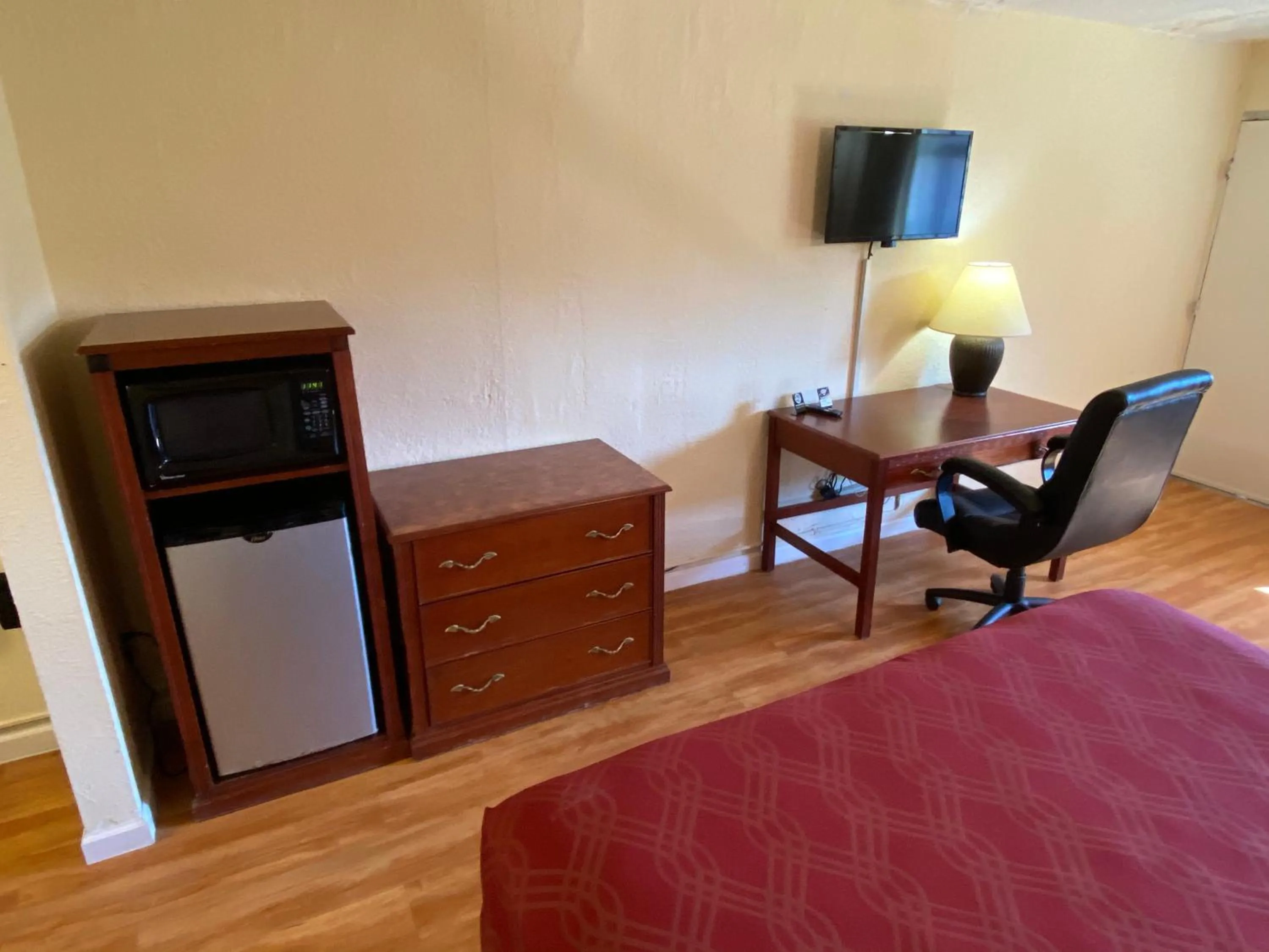 Bedroom, TV/Entertainment Center in Econo Lodge