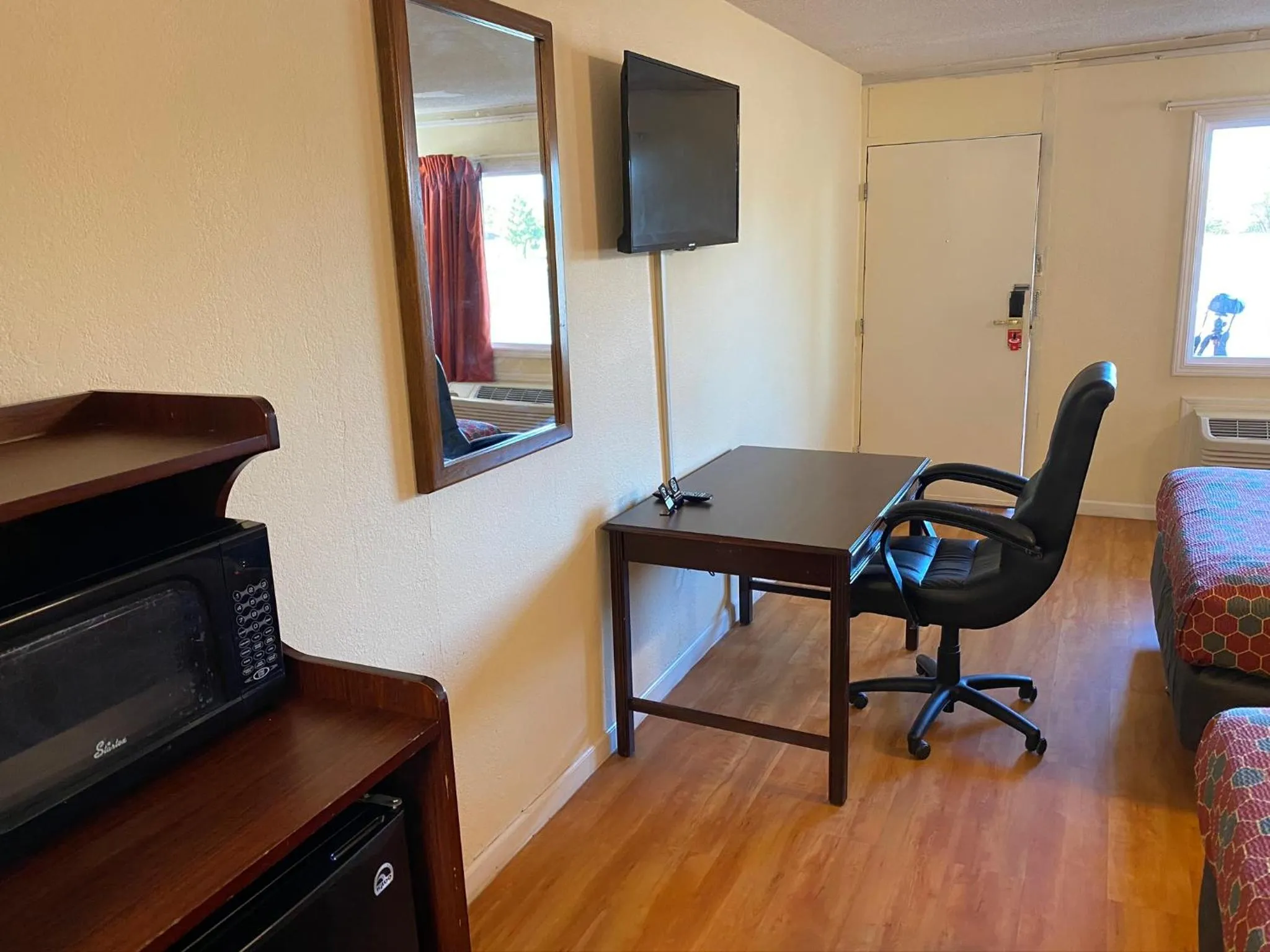 Bedroom, TV/Entertainment Center in Econo Lodge