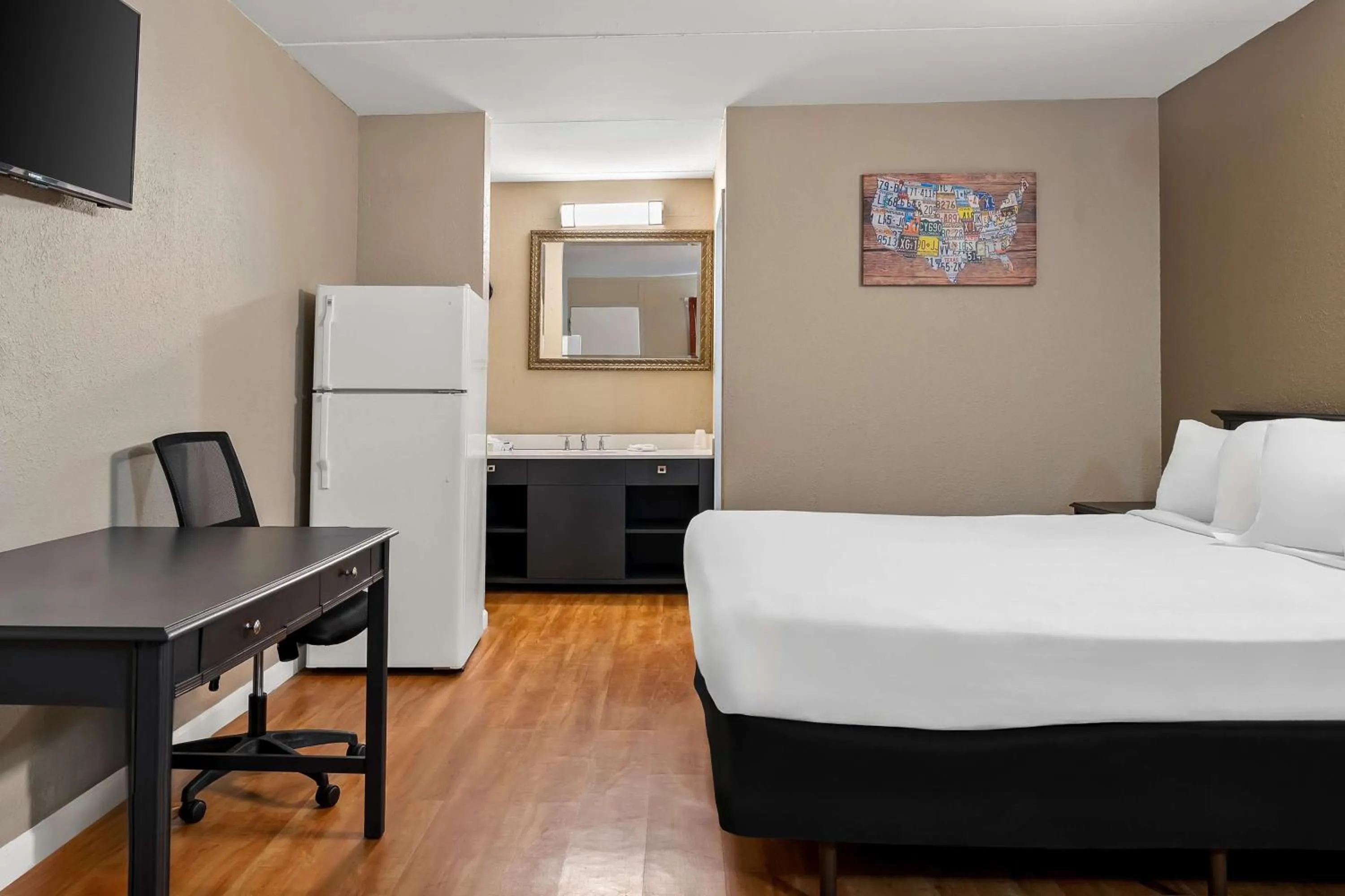 Bedroom, Bed in Americas Best Value Inn Danville