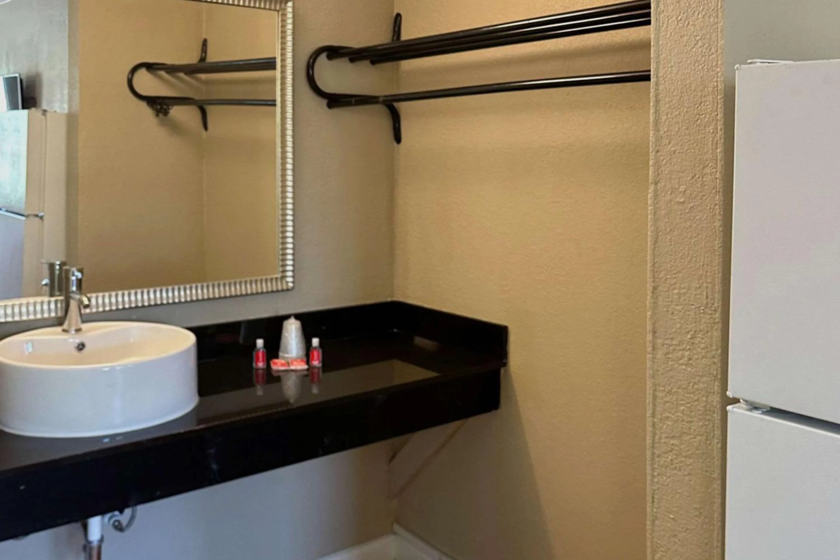 Bedroom, Bathroom in Econo Lodge