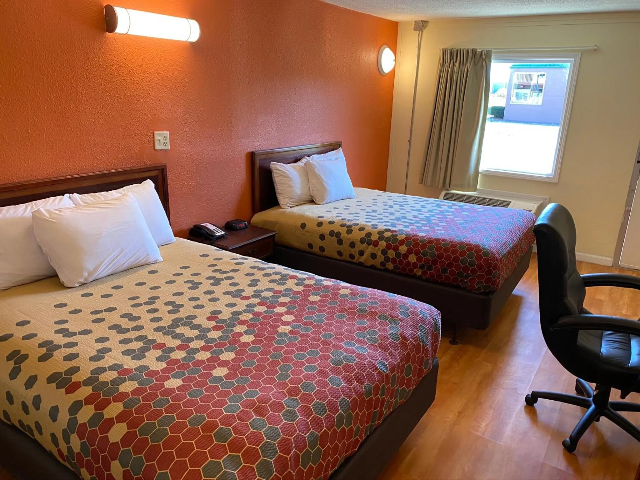 Bedroom, Bed in Econo Lodge