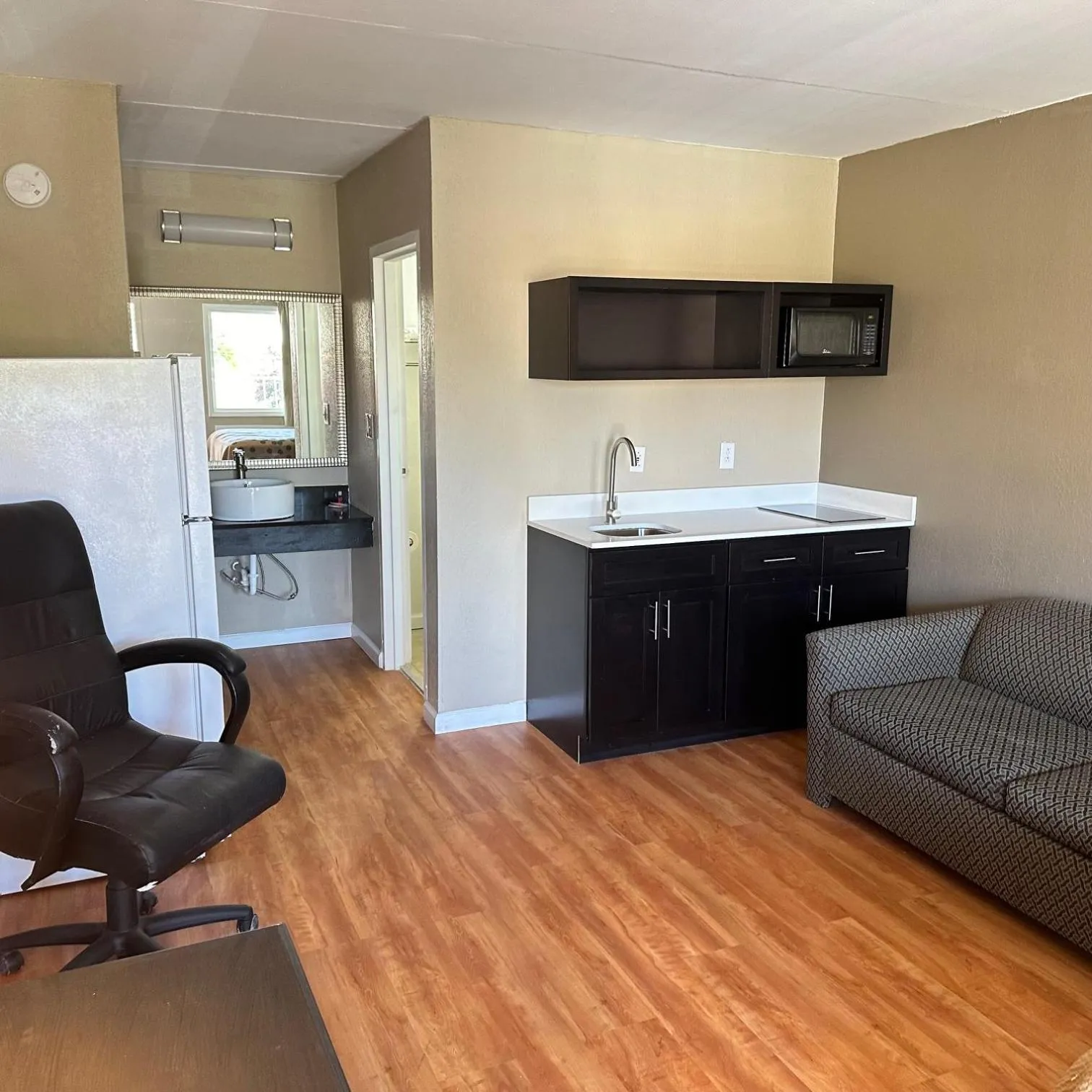 Kitchen or kitchenette, Kitchen/Kitchenette in Econo Lodge