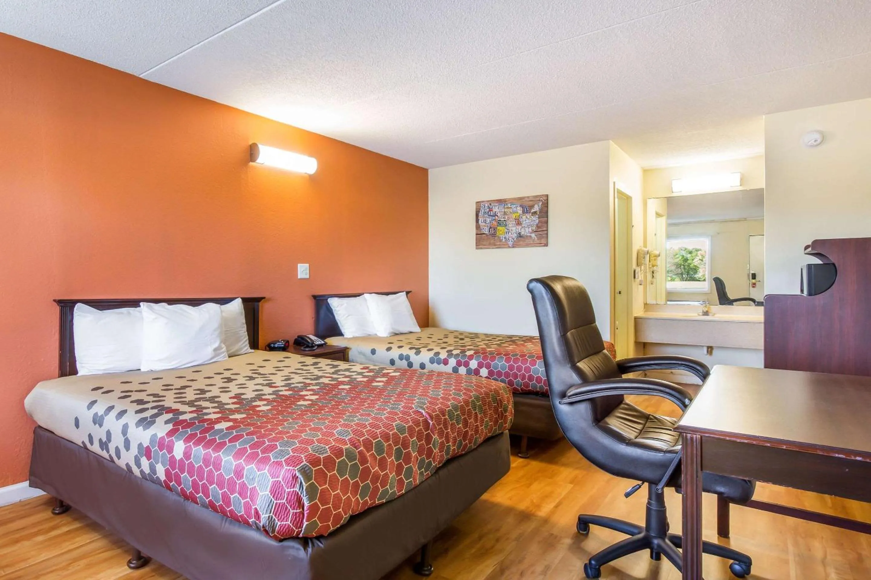 Photo of the whole room, Bed in Econo Lodge