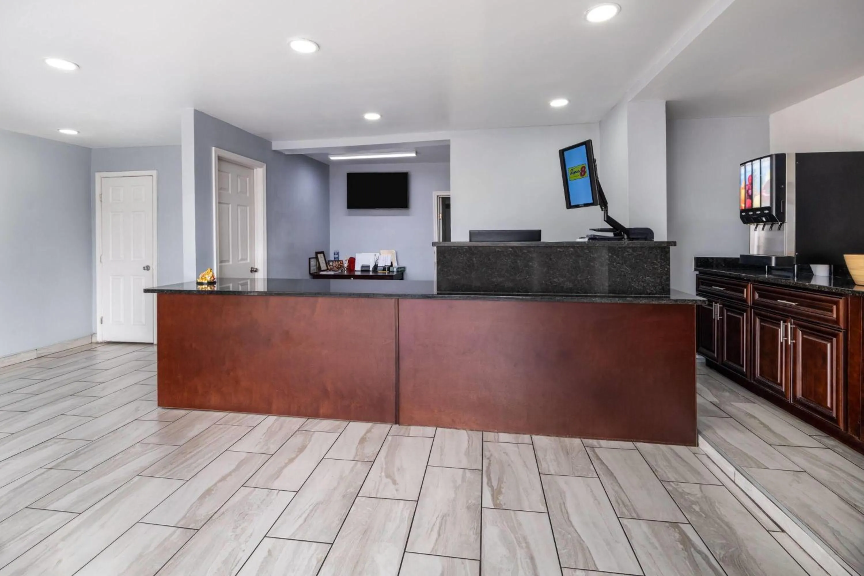 Lobby or reception in Super 8 by Wyndham Portsmouth - Norfolk