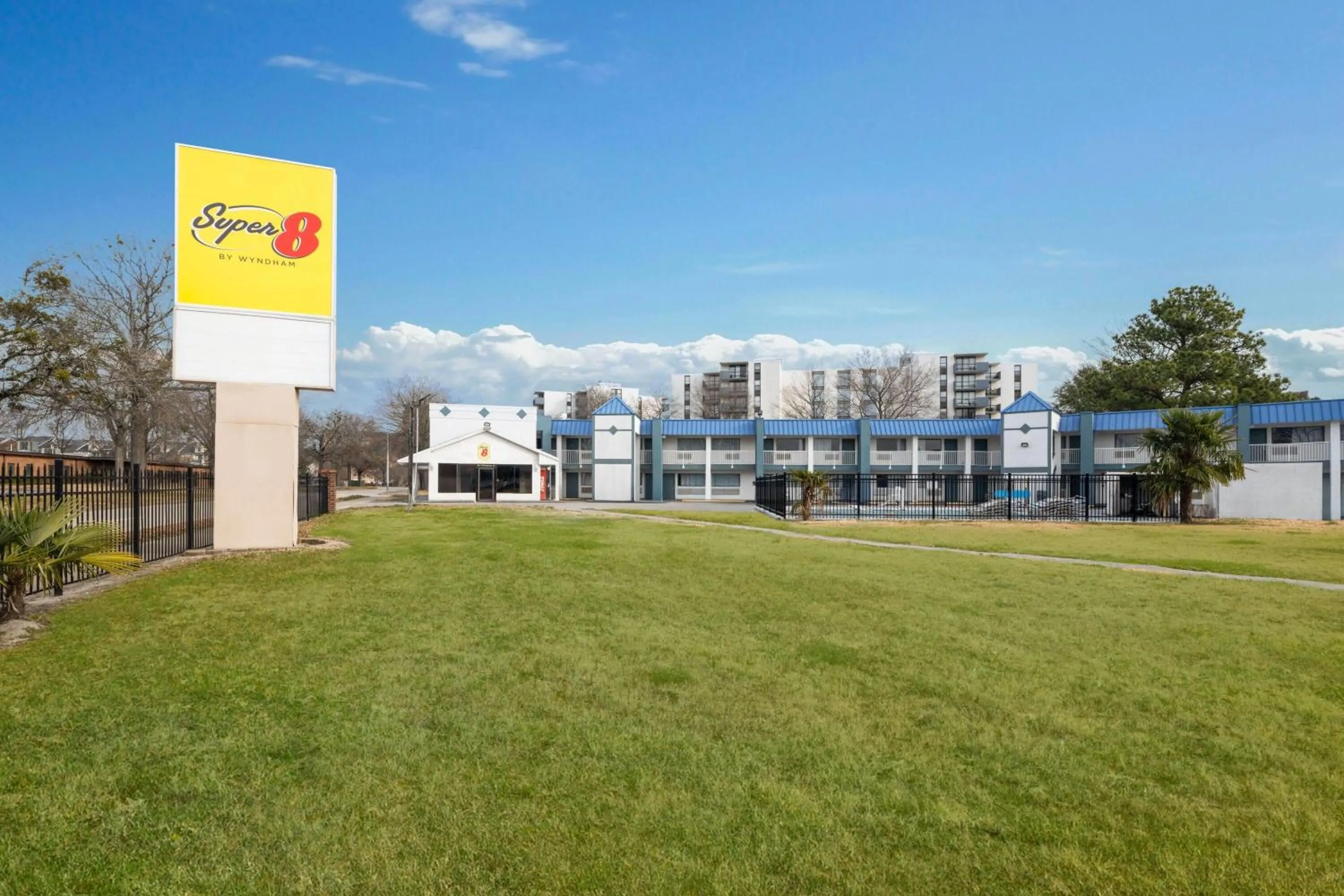 Property building in Super 8 by Wyndham Portsmouth - Norfolk