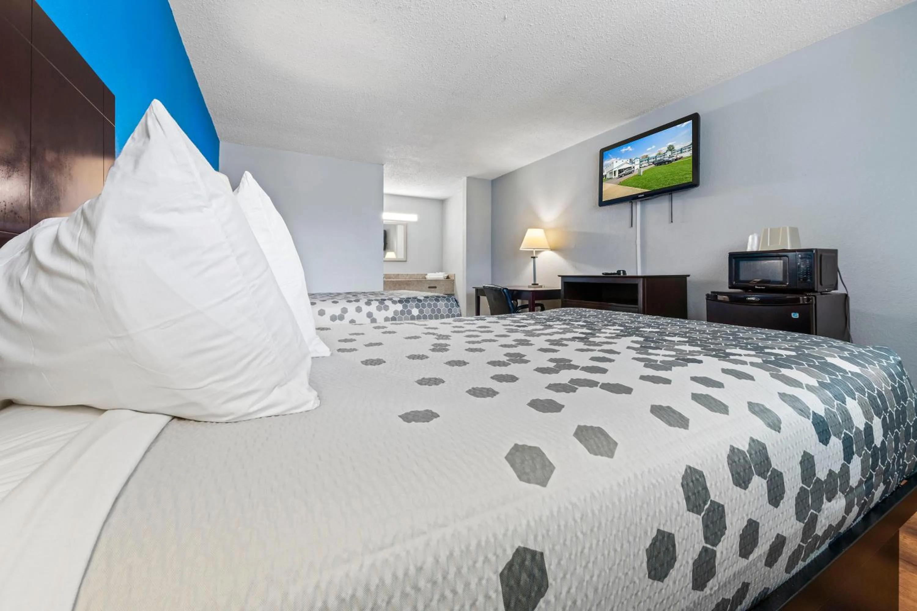 Bed in Riverwalk Inn and Suites Portsmouth