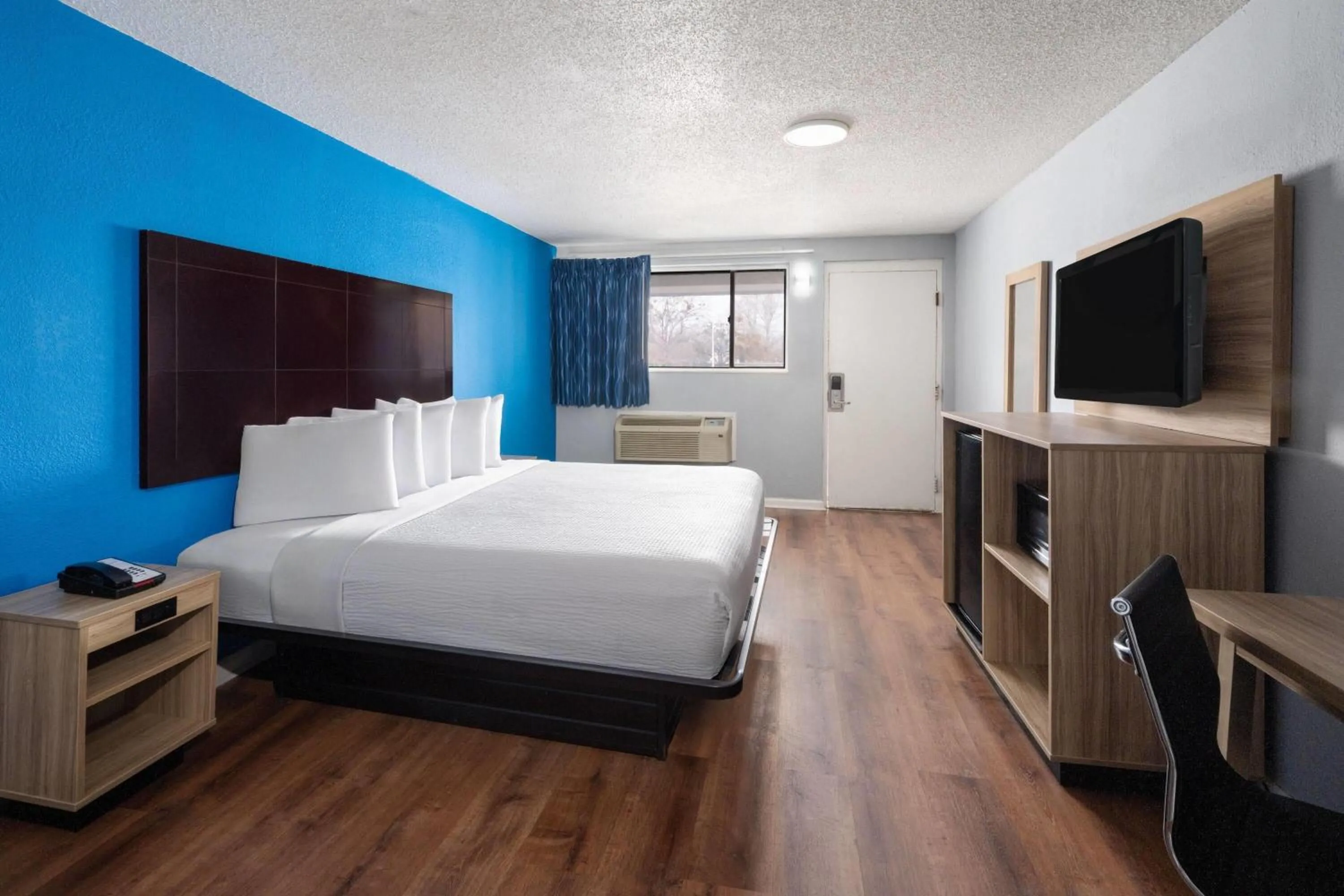 Photo of the whole room, Bed in Super 8 by Wyndham Portsmouth - Norfolk