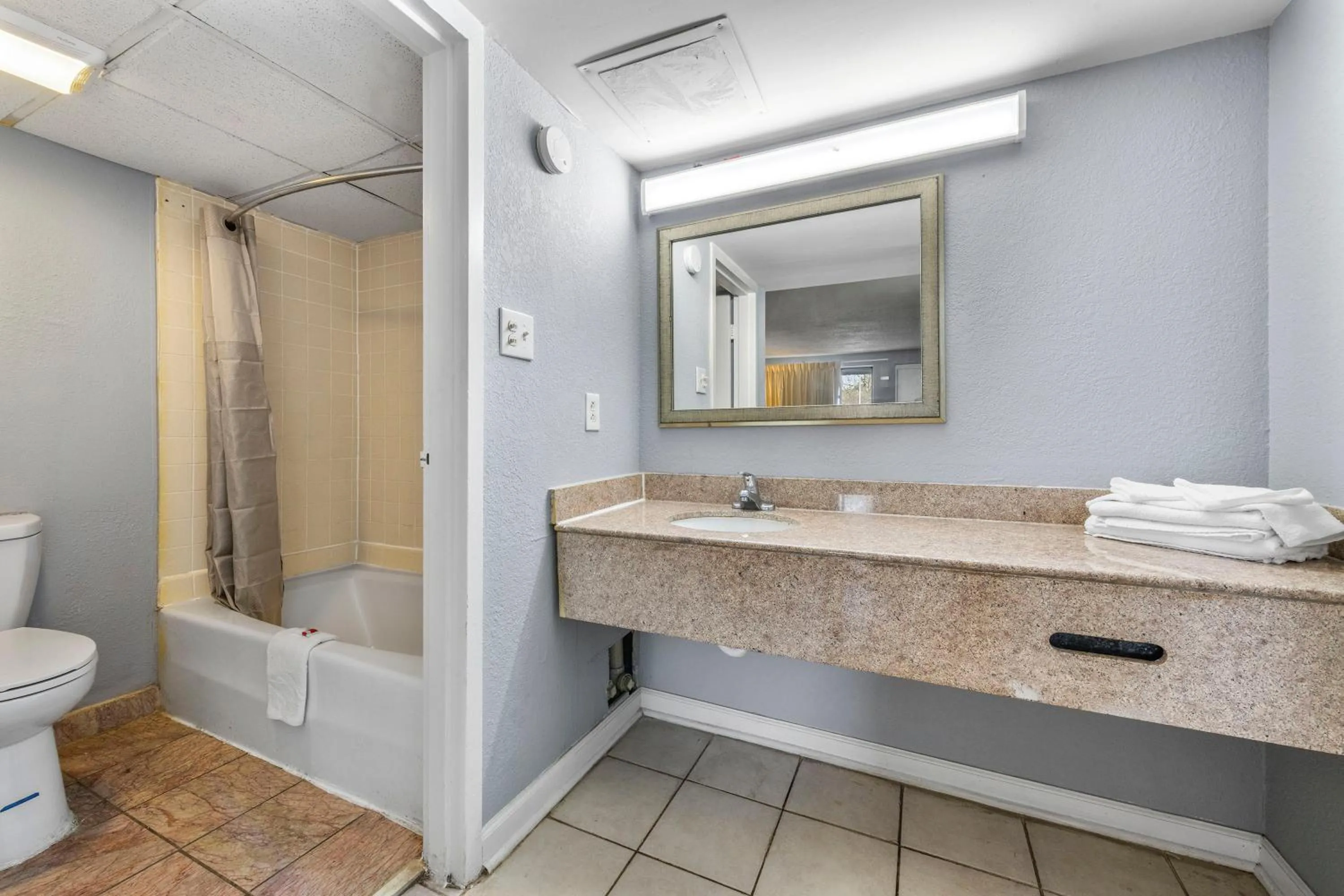 Bathroom in Riverwalk Inn and Suites Portsmouth