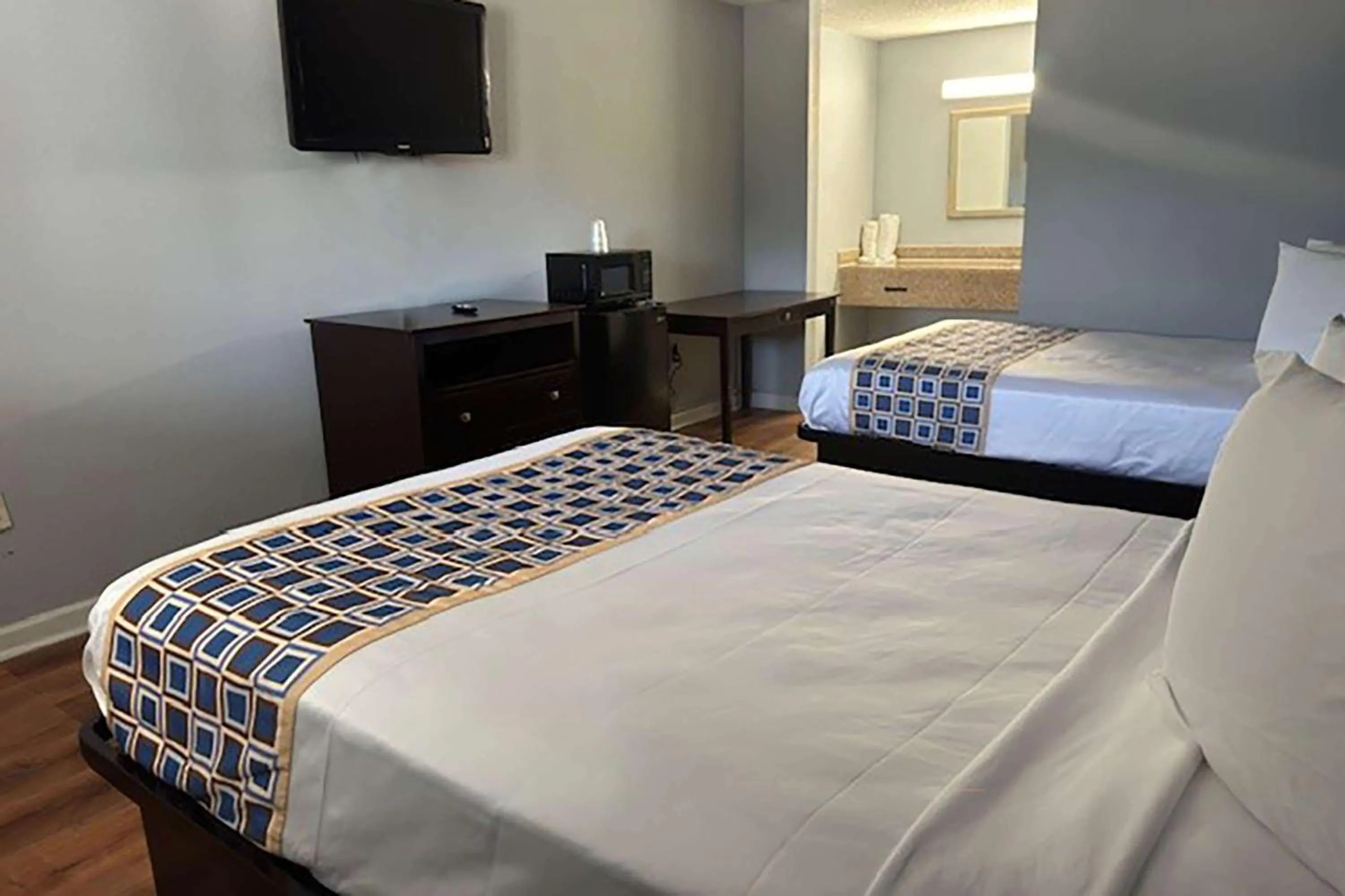 Photo of the whole room, Bed in Riverwalk Inn and Suites Portsmouth