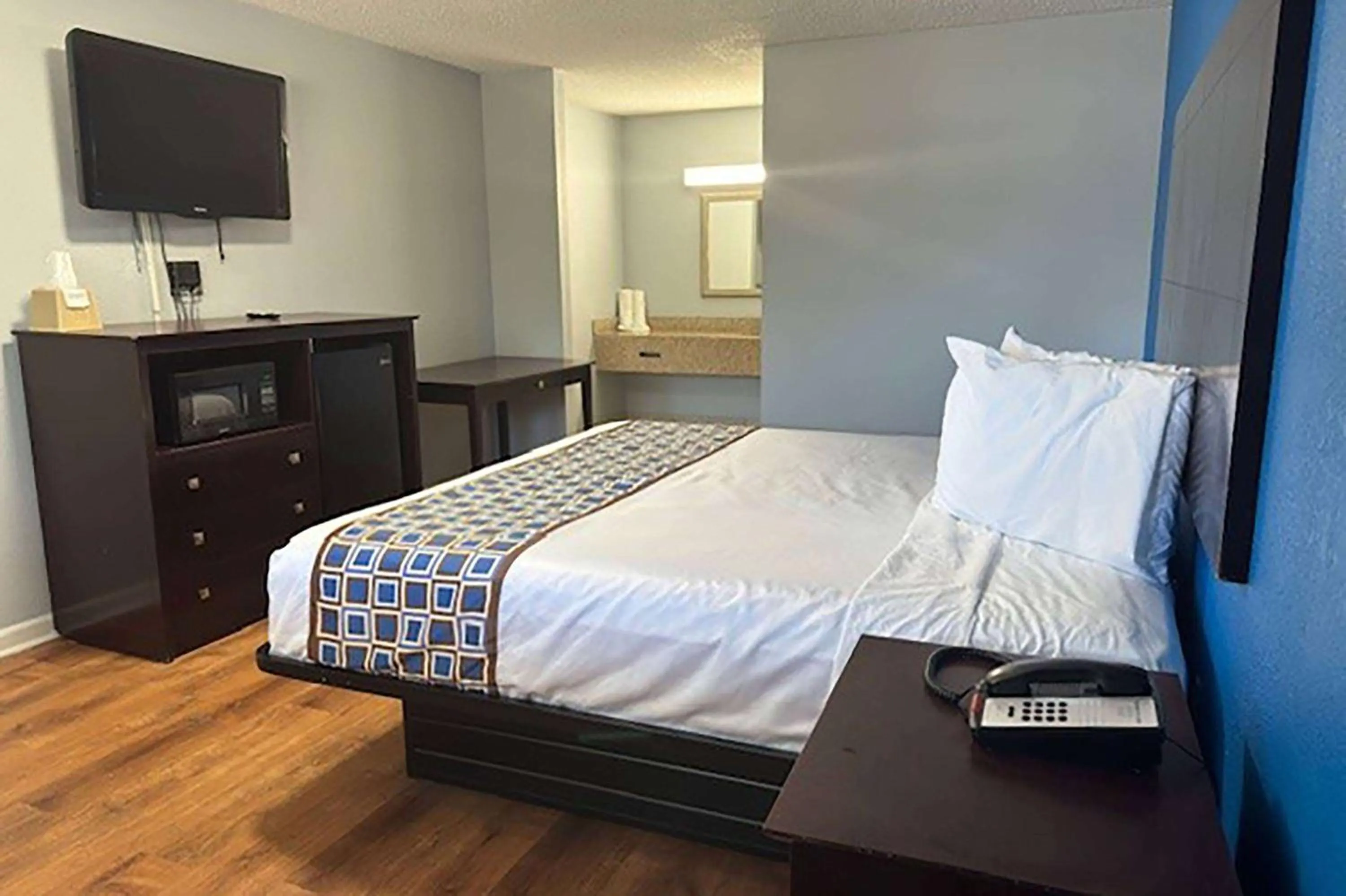 Photo of the whole room, Bed in Riverwalk Inn and Suites Portsmouth