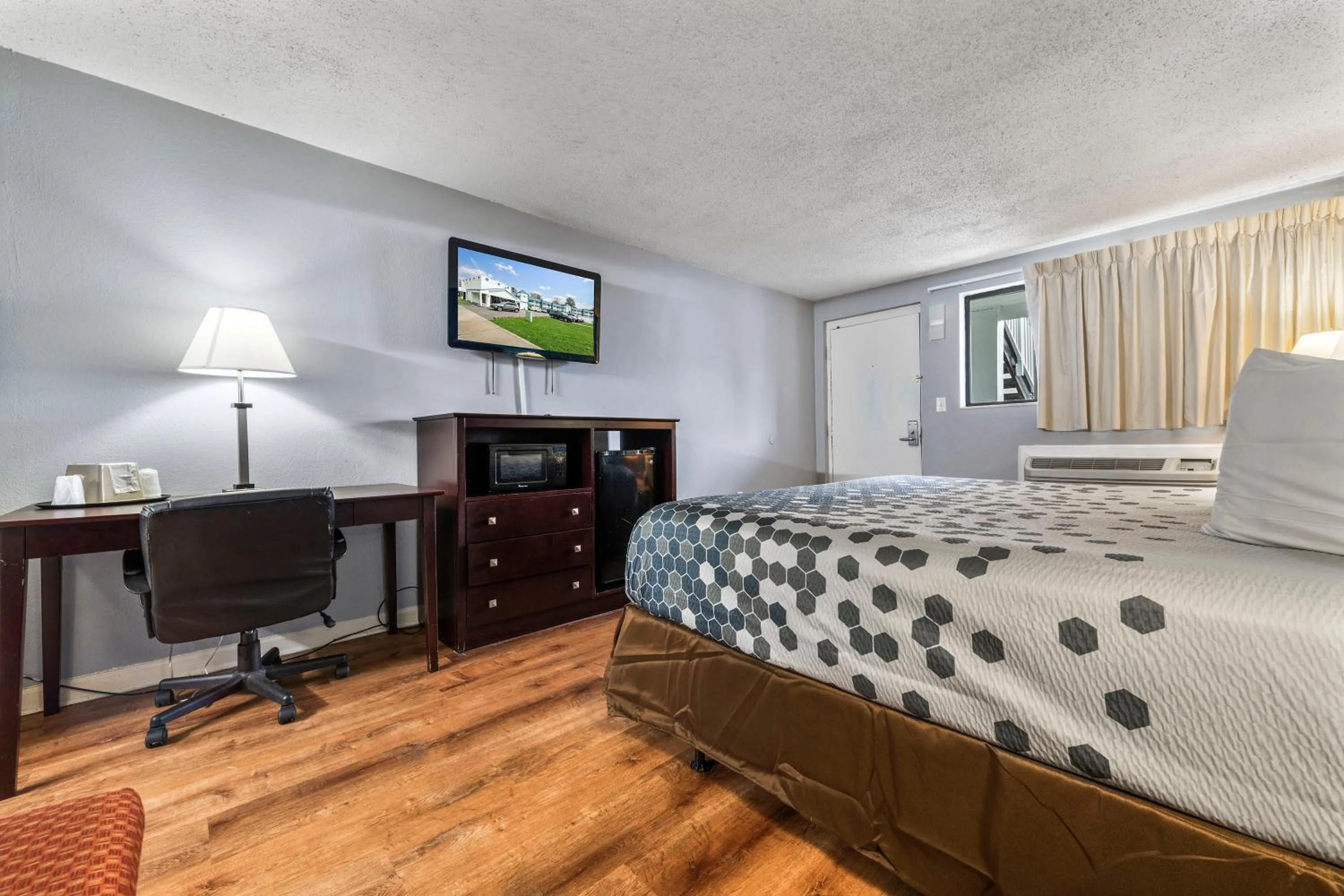 Bed in Riverwalk Inn and Suites Portsmouth