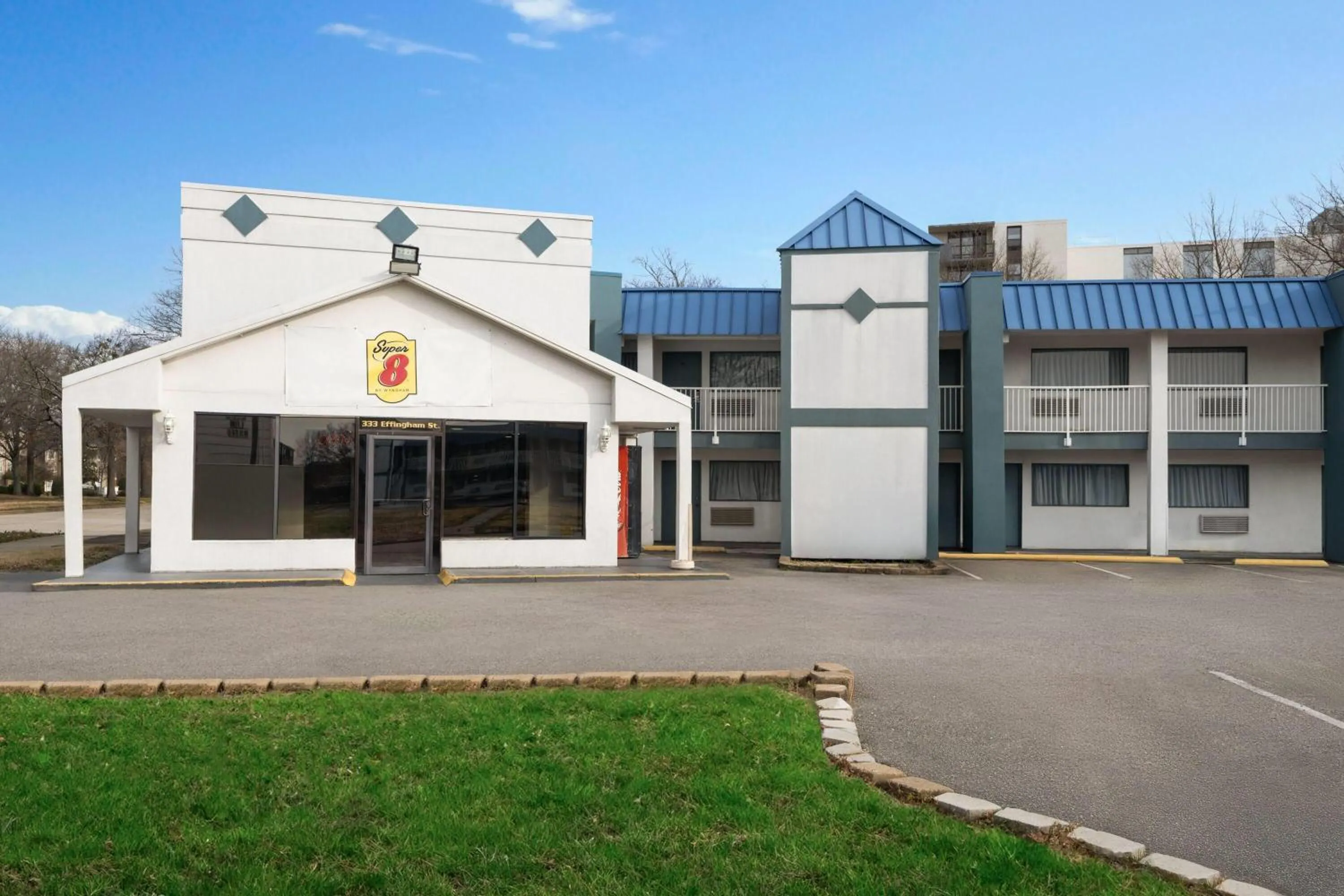 Property building in Super 8 by Wyndham Portsmouth - Norfolk