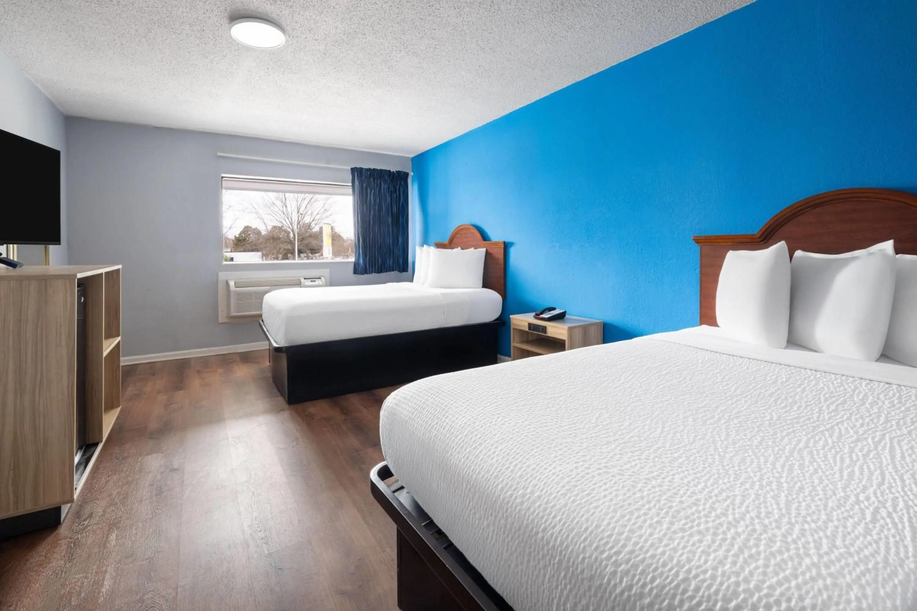 Photo of the whole room, Bed in Super 8 by Wyndham Portsmouth - Norfolk