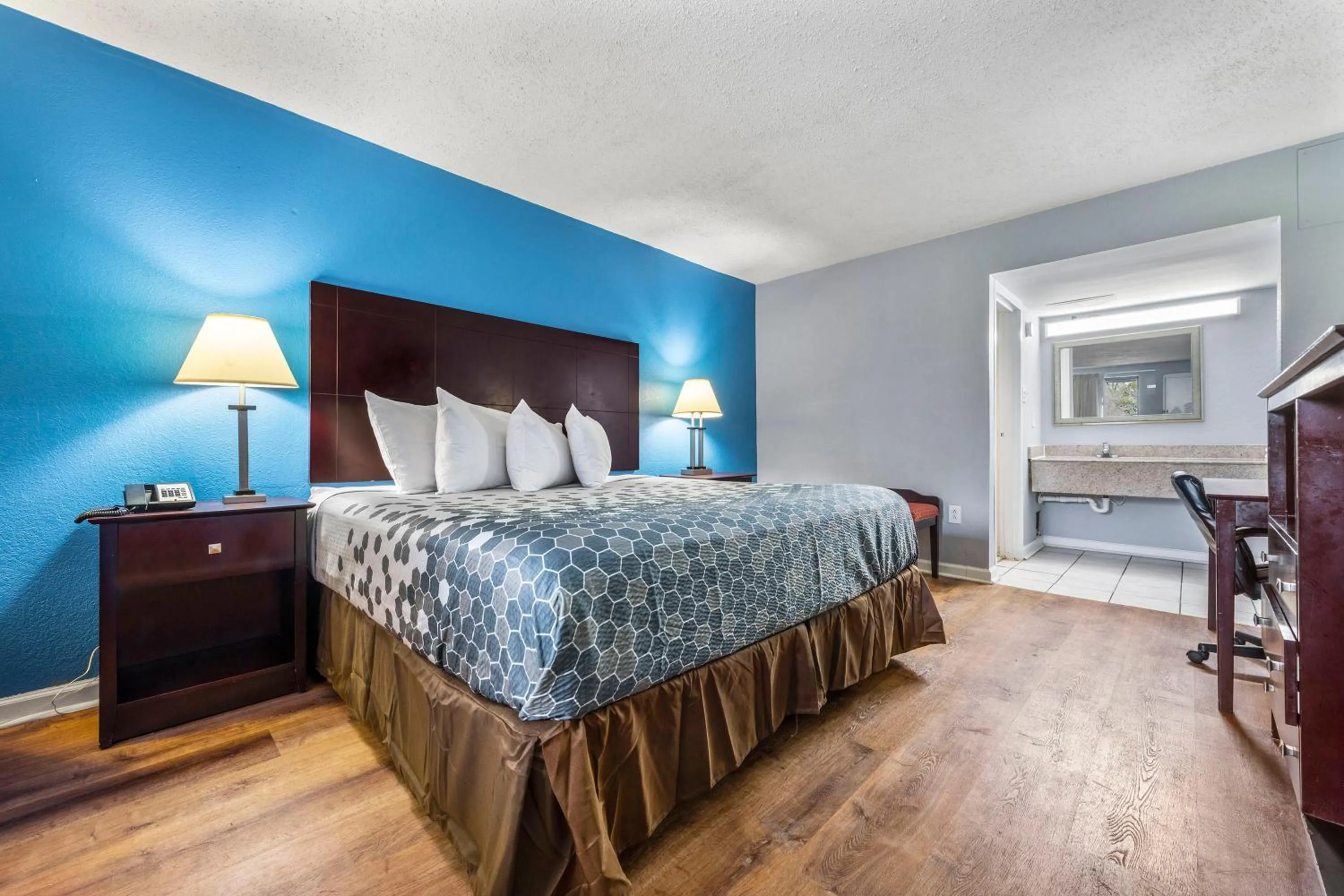 Bed in Riverwalk Inn and Suites Portsmouth