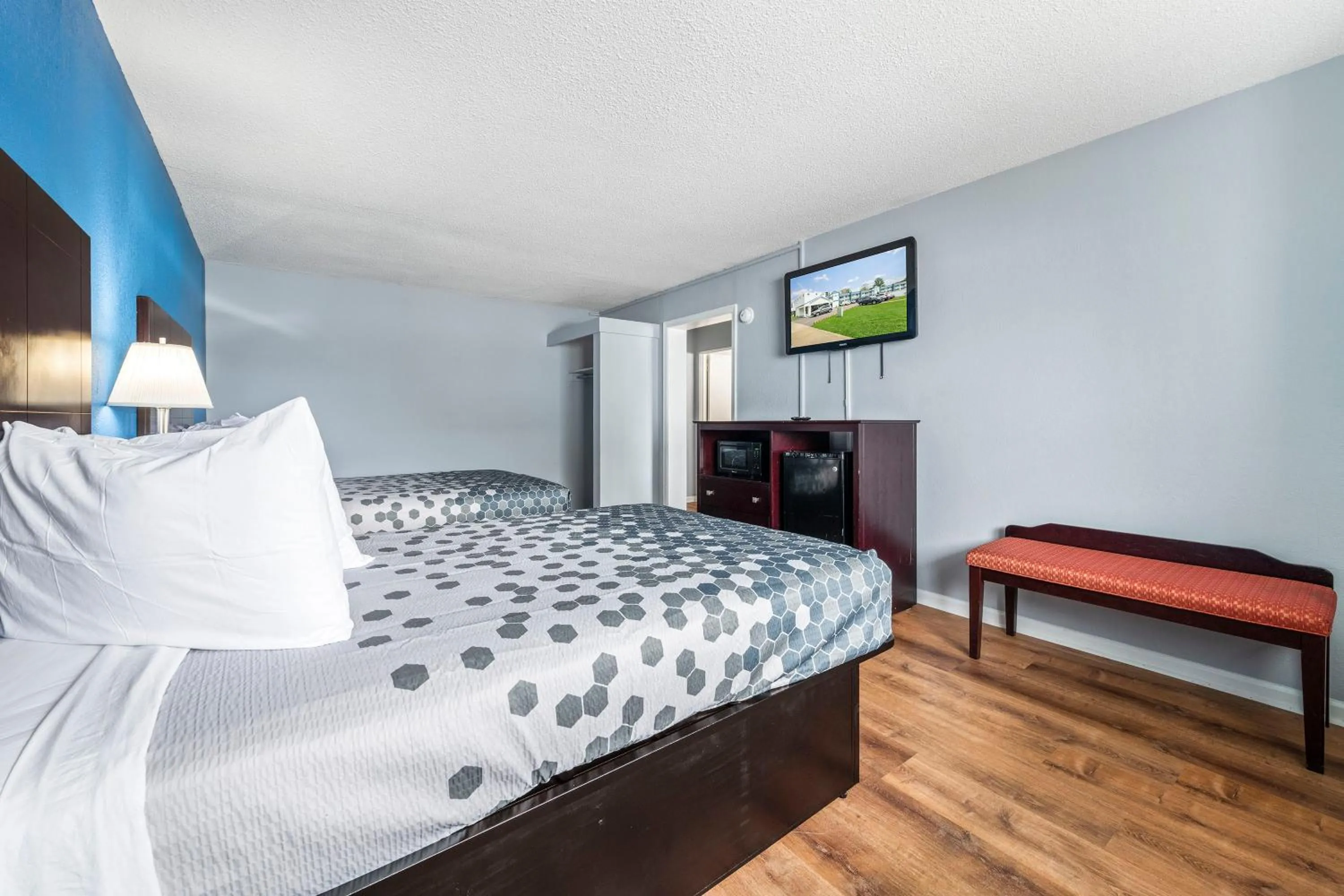 Bed in Riverwalk Inn and Suites Portsmouth