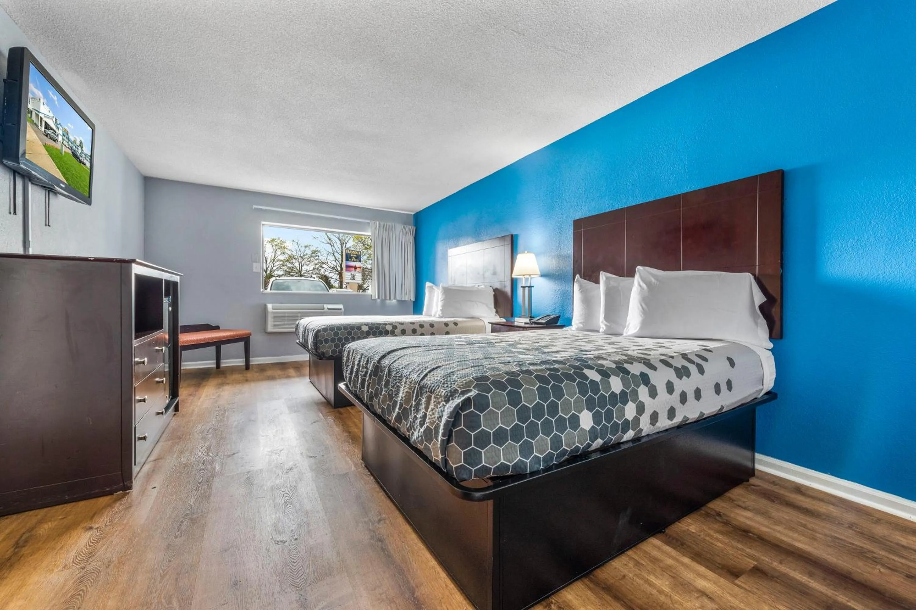 Bed in Riverwalk Inn and Suites Portsmouth