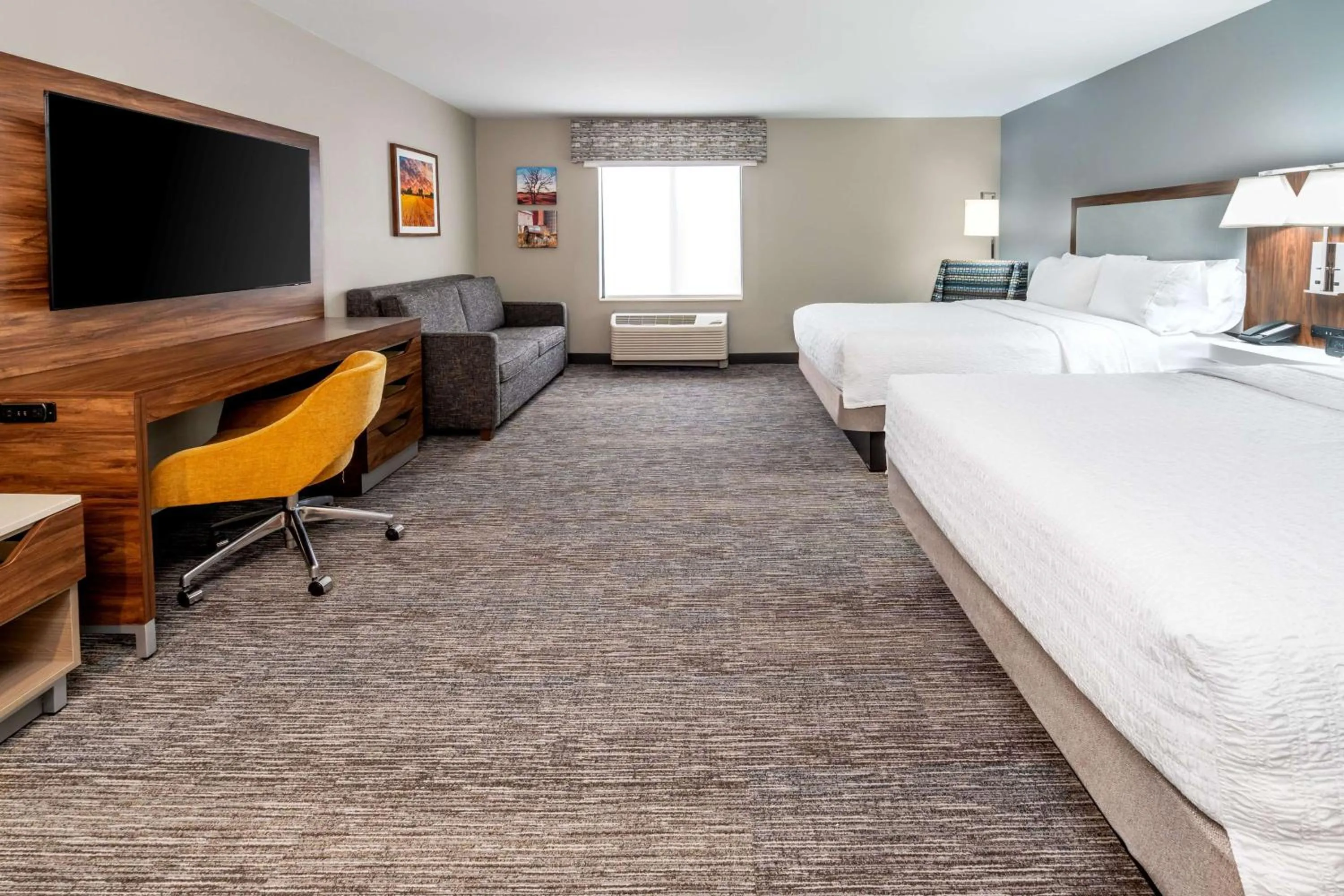 Bedroom, Bed in Hampton Inn Mitchell