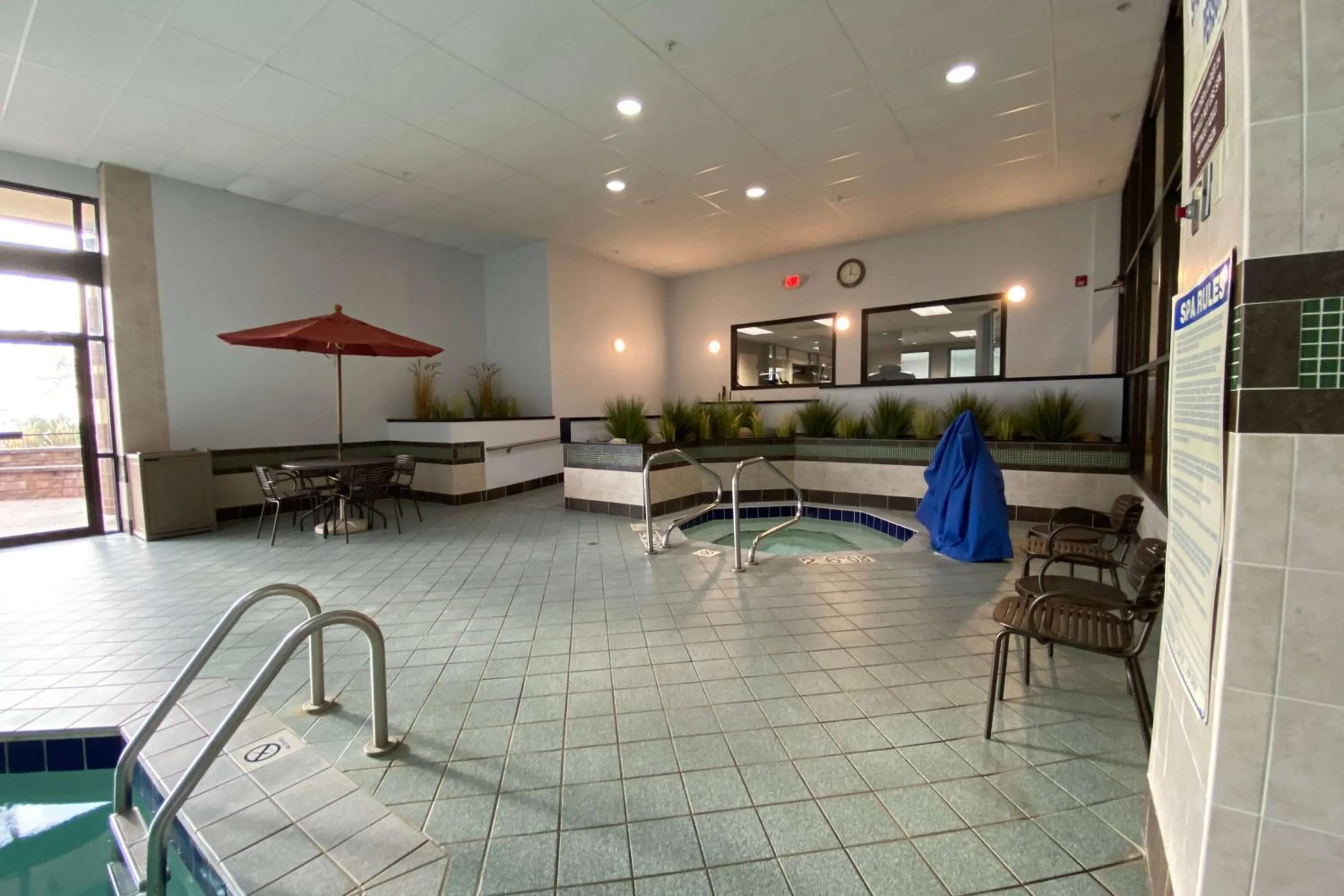 Swimming pool in Wyndham Minneapolis South Burnsville