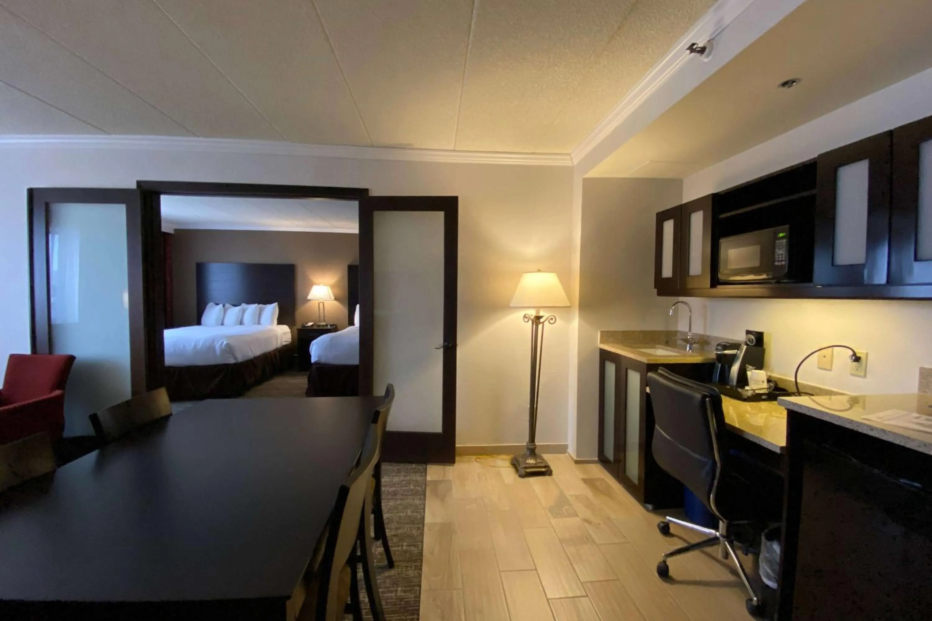 Photo of the whole room, Bed in Wyndham Minneapolis South Burnsville