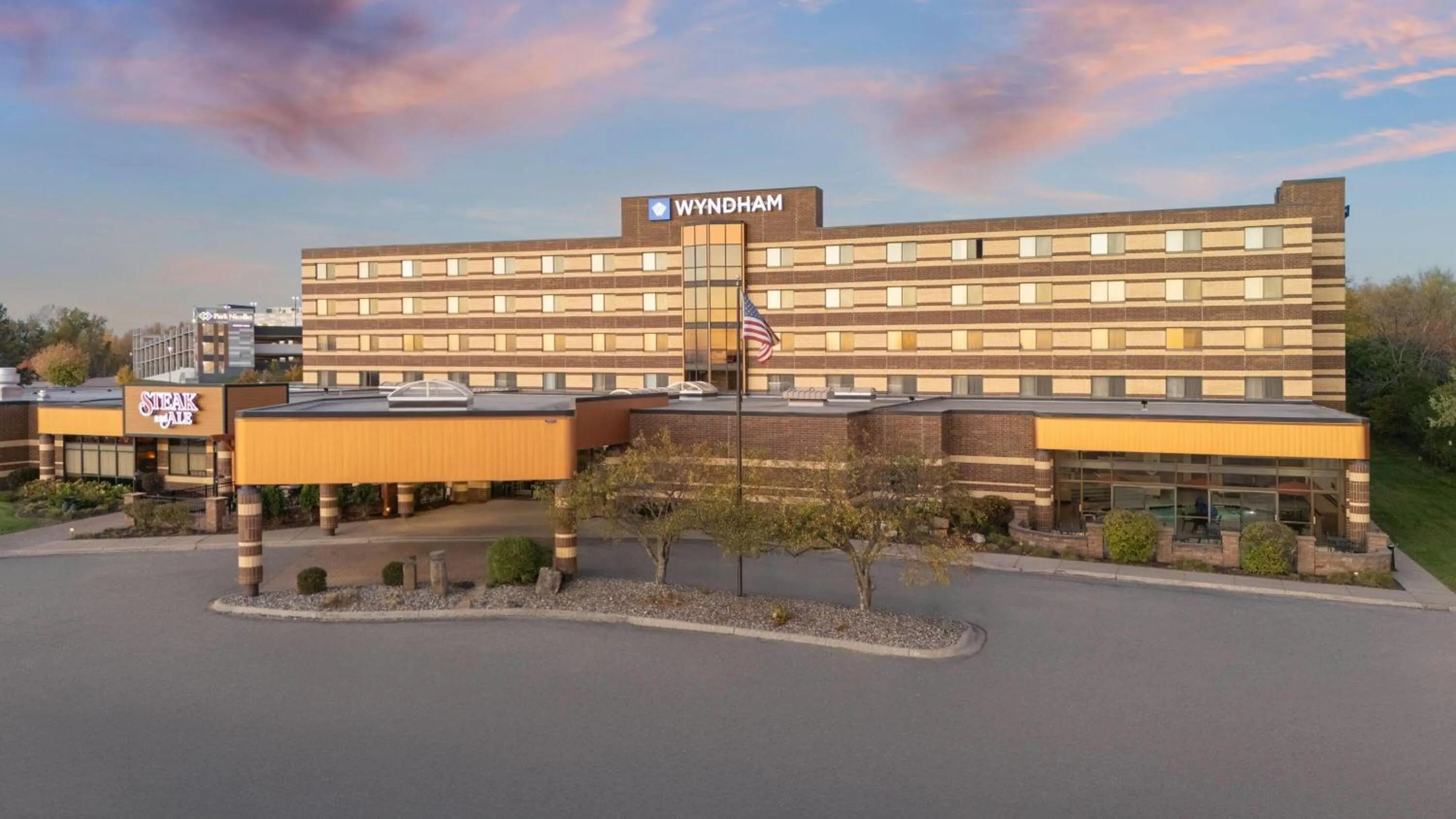 Property building in Wyndham Minneapolis South Burnsville