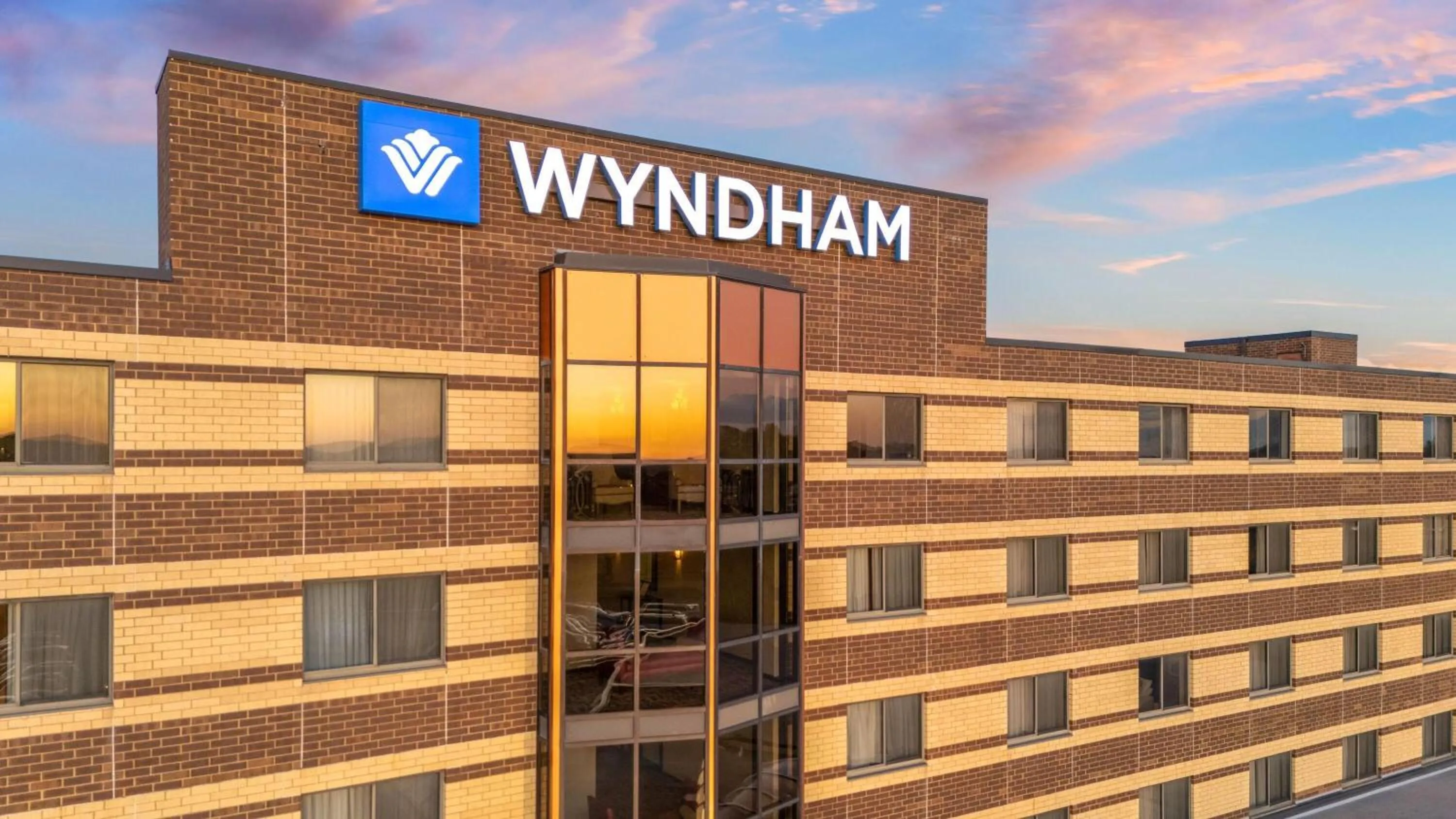 Property building in Wyndham Minneapolis South Burnsville