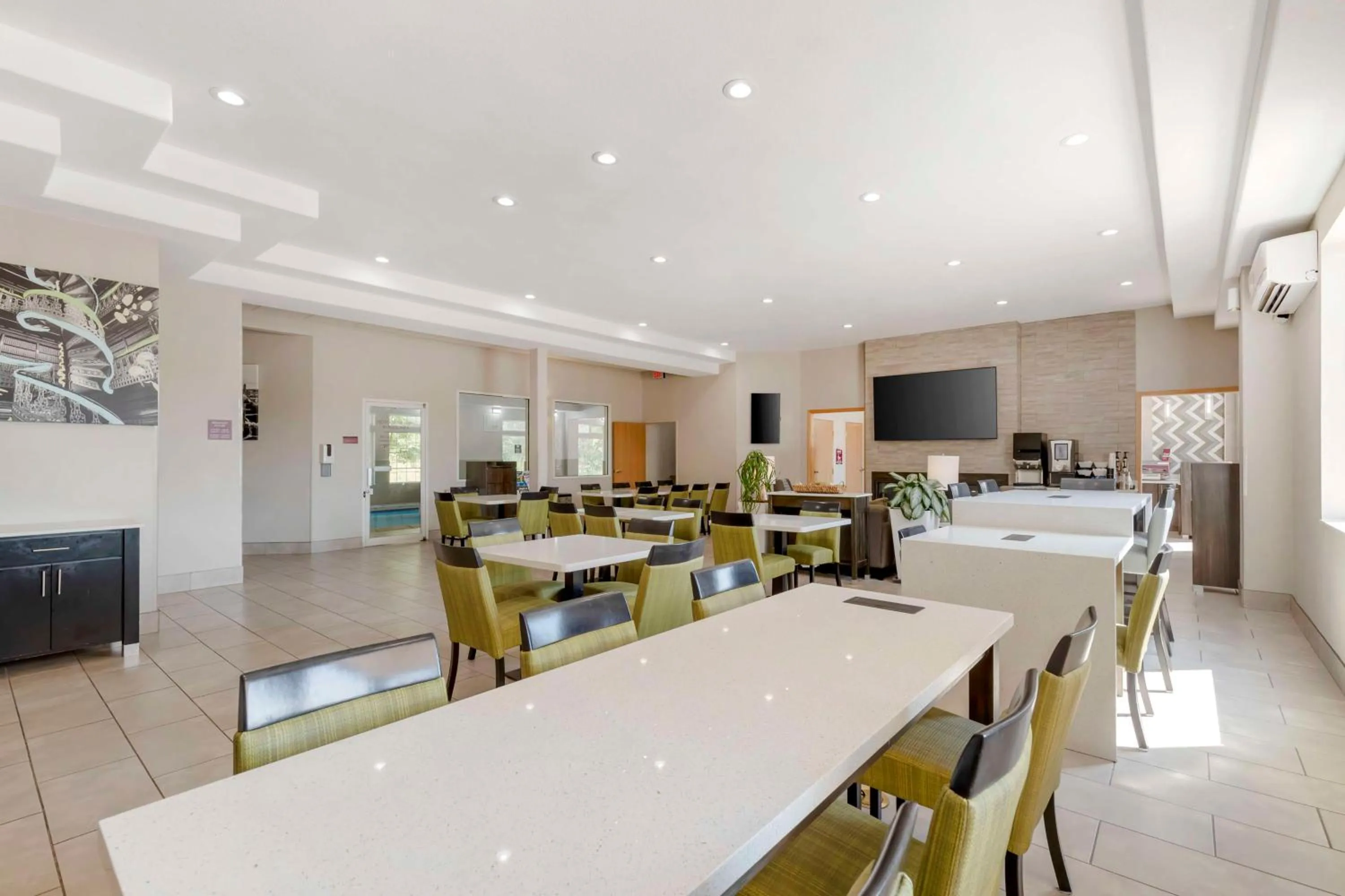 Breakfast in Best Western Plus Des Moines West Inn & Suites