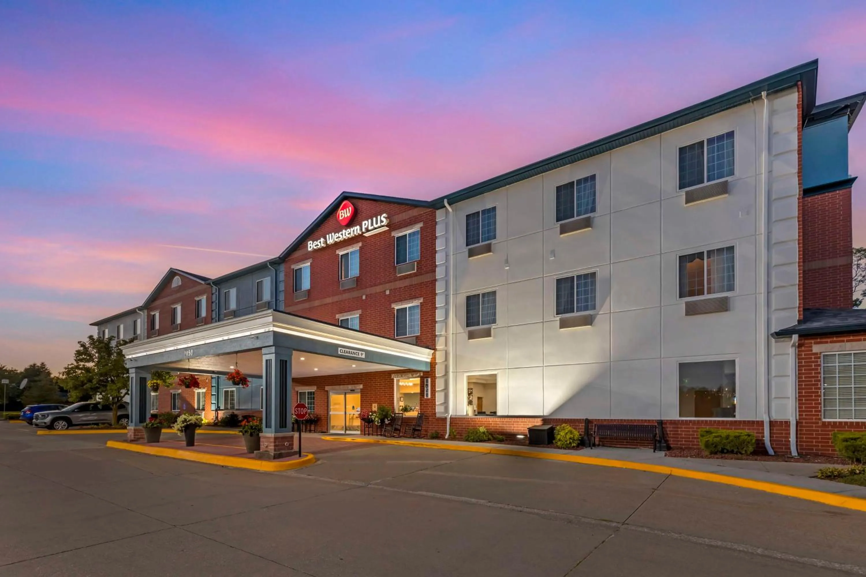 Property building in Best Western Plus Des Moines West Inn & Suites