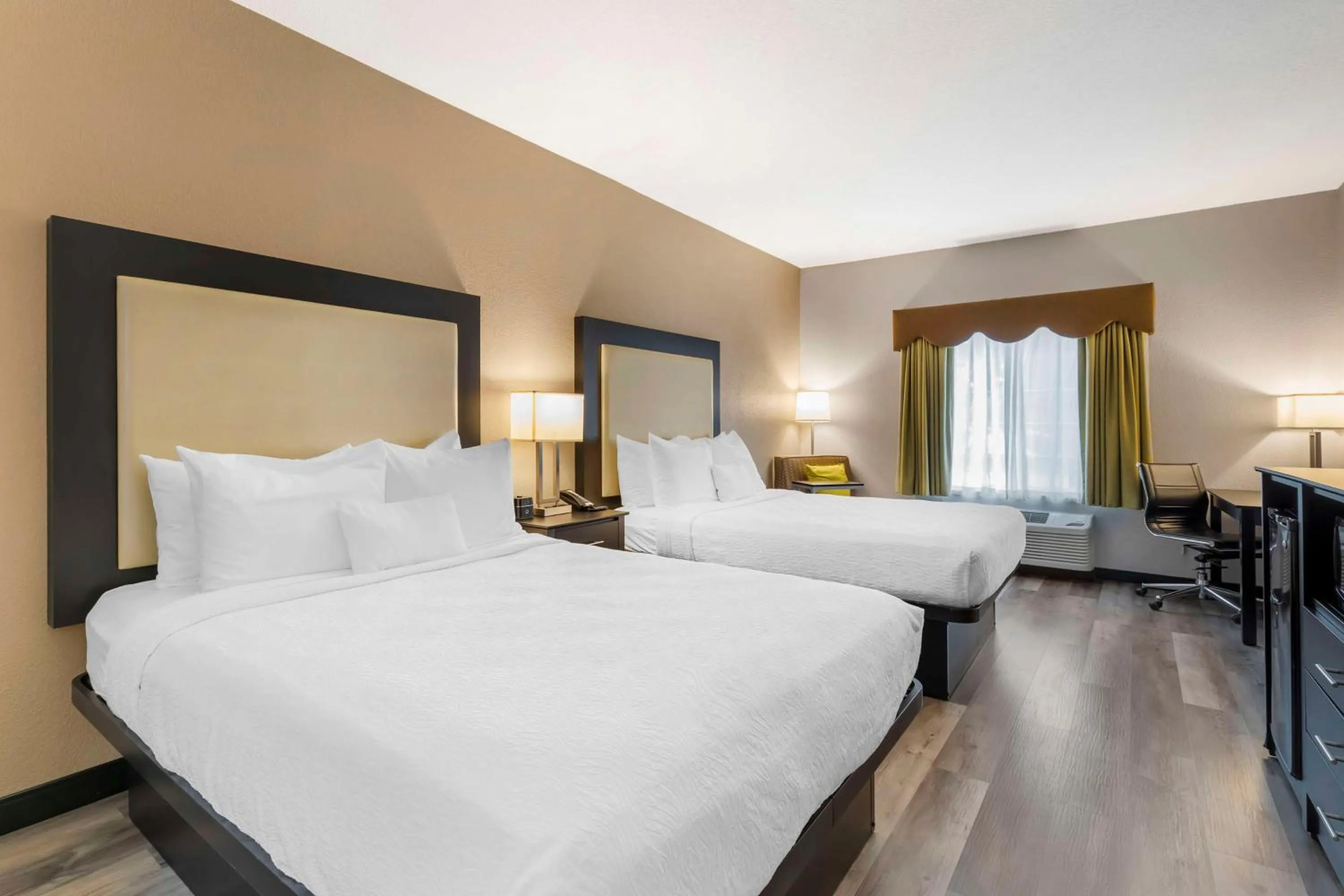 Bedroom, Bed in Best Western Plus Des Moines West Inn & Suites