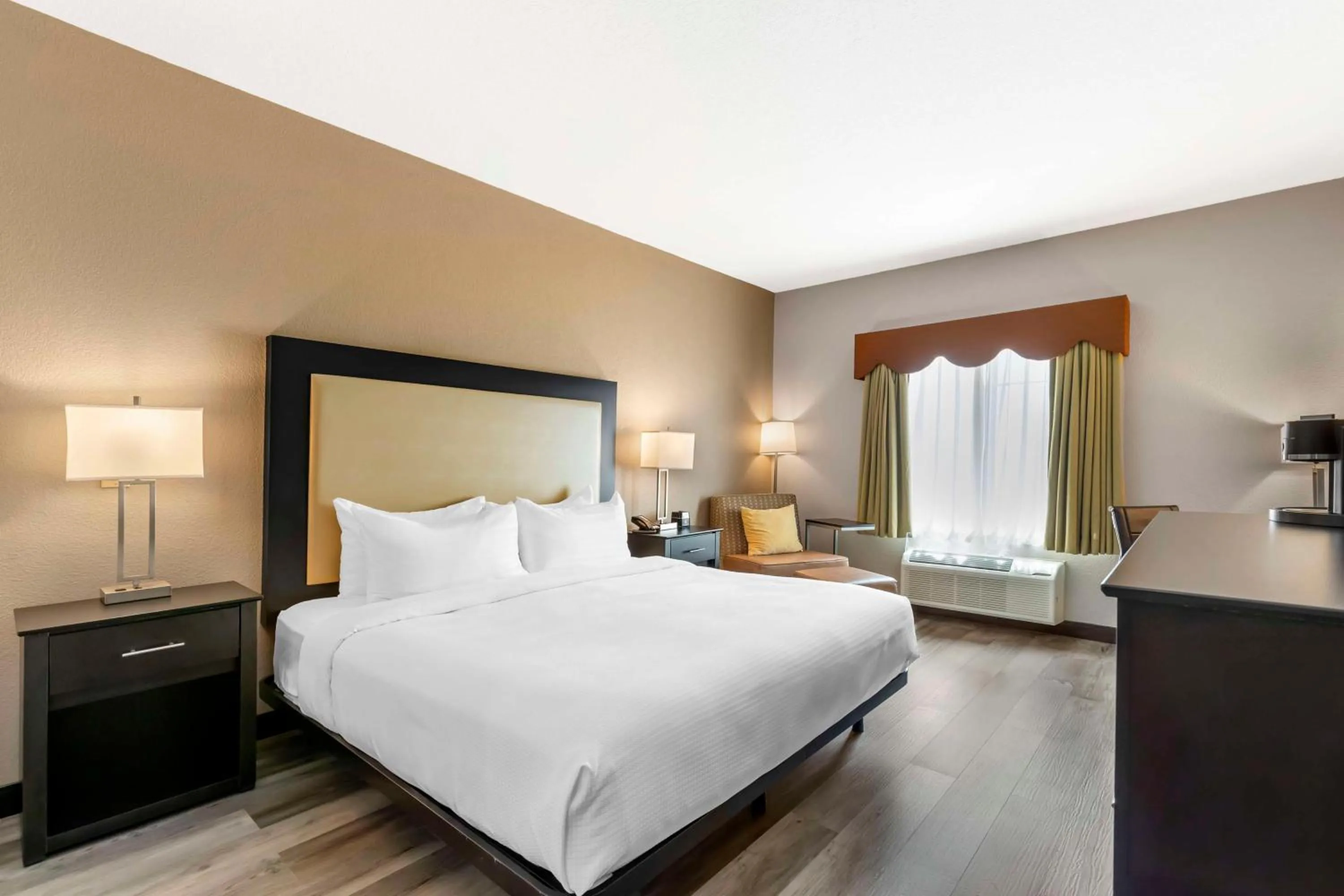 Bedroom, Bed in Best Western Plus Des Moines West Inn & Suites