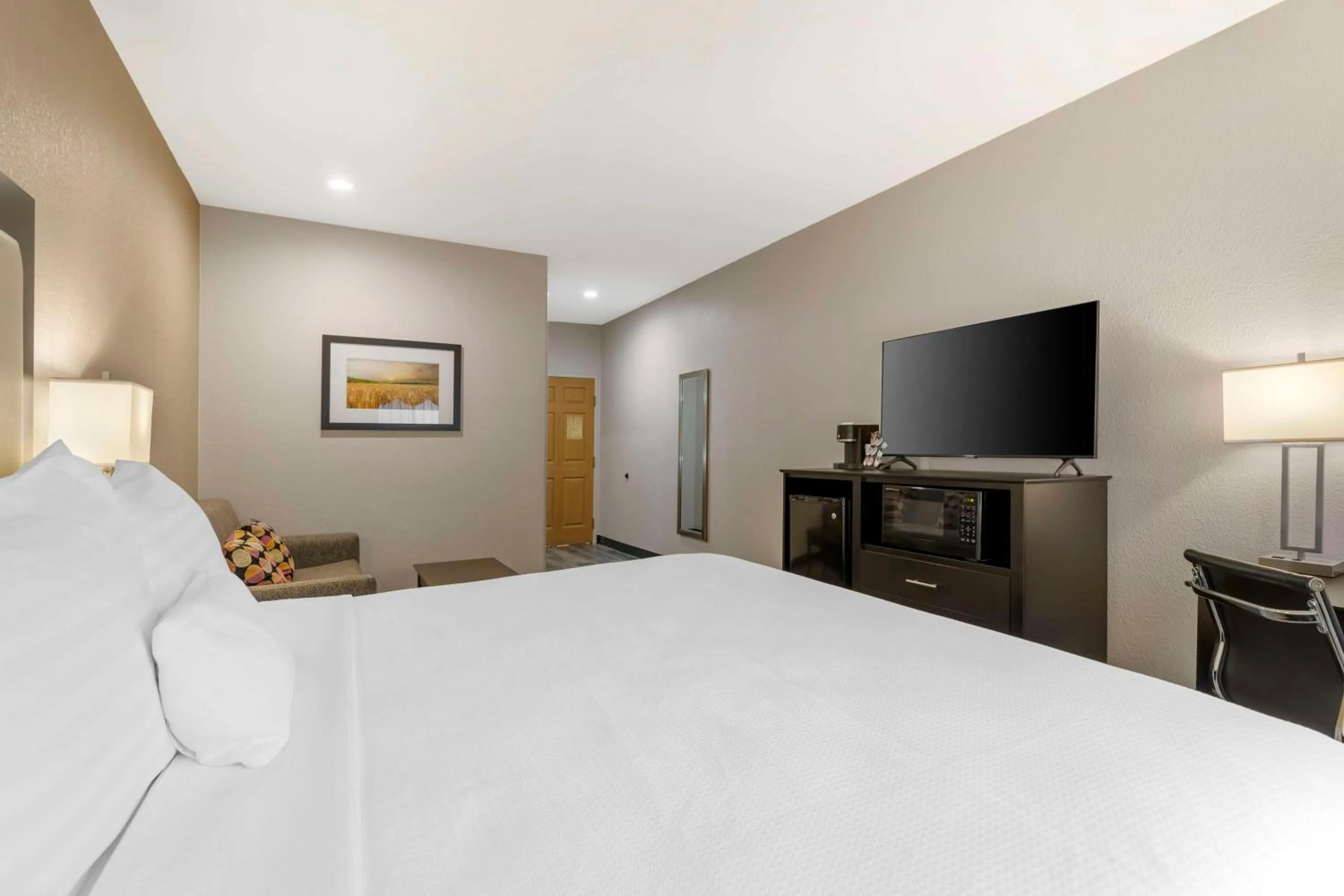 Bedroom, Bed in Best Western Plus Des Moines West Inn & Suites