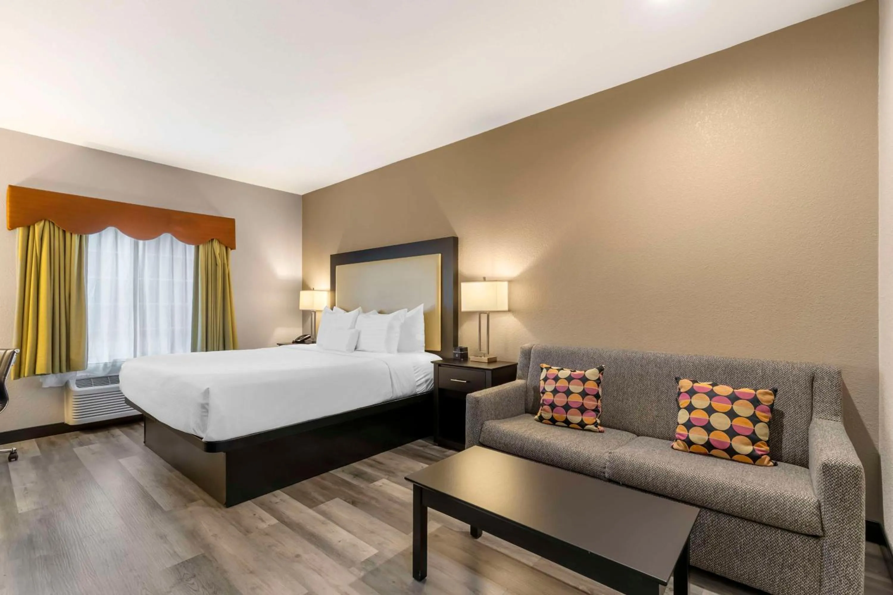 Bedroom, Bed in Best Western Plus Des Moines West Inn & Suites
