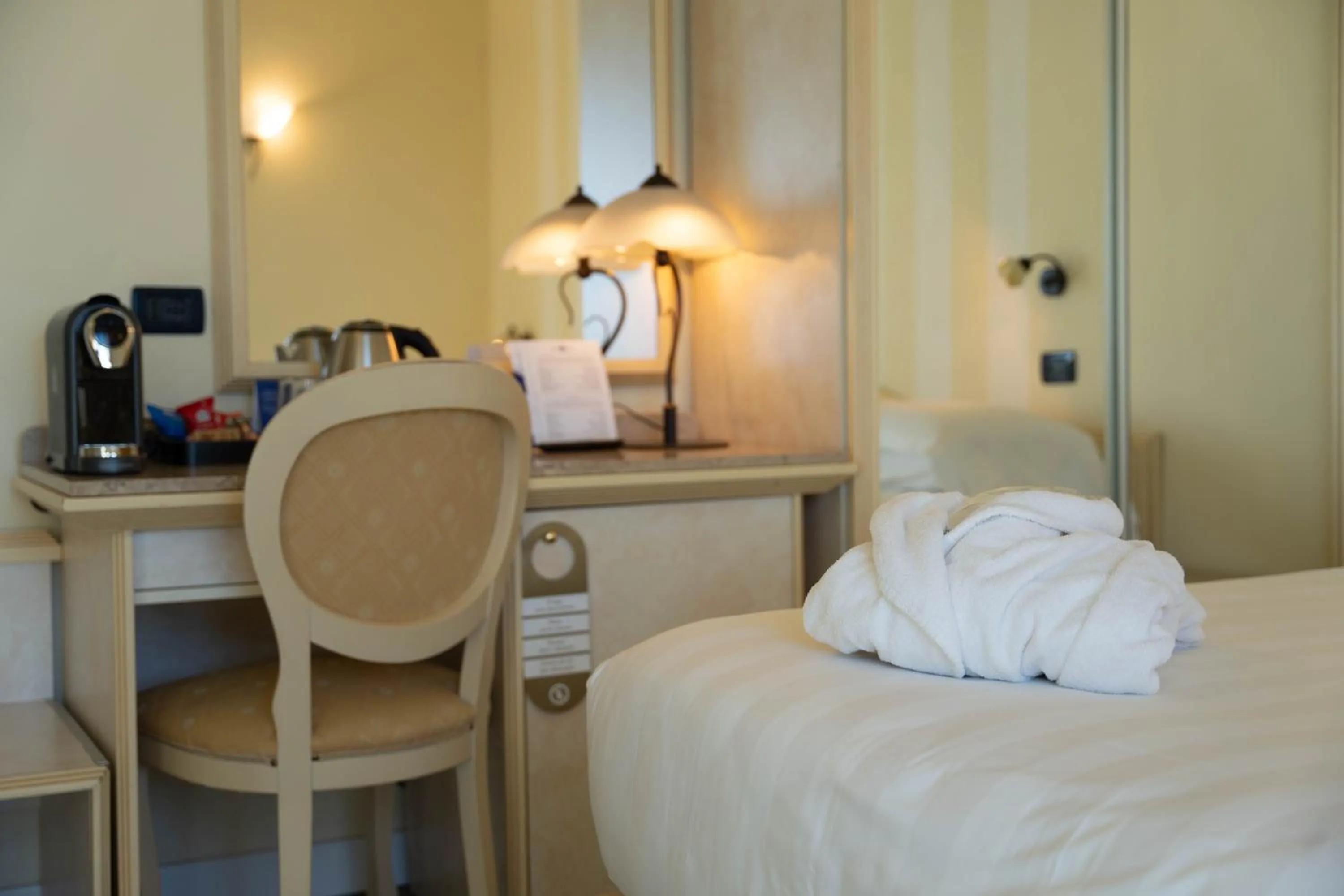 Coffee/tea facilities, Bed in Hotel London