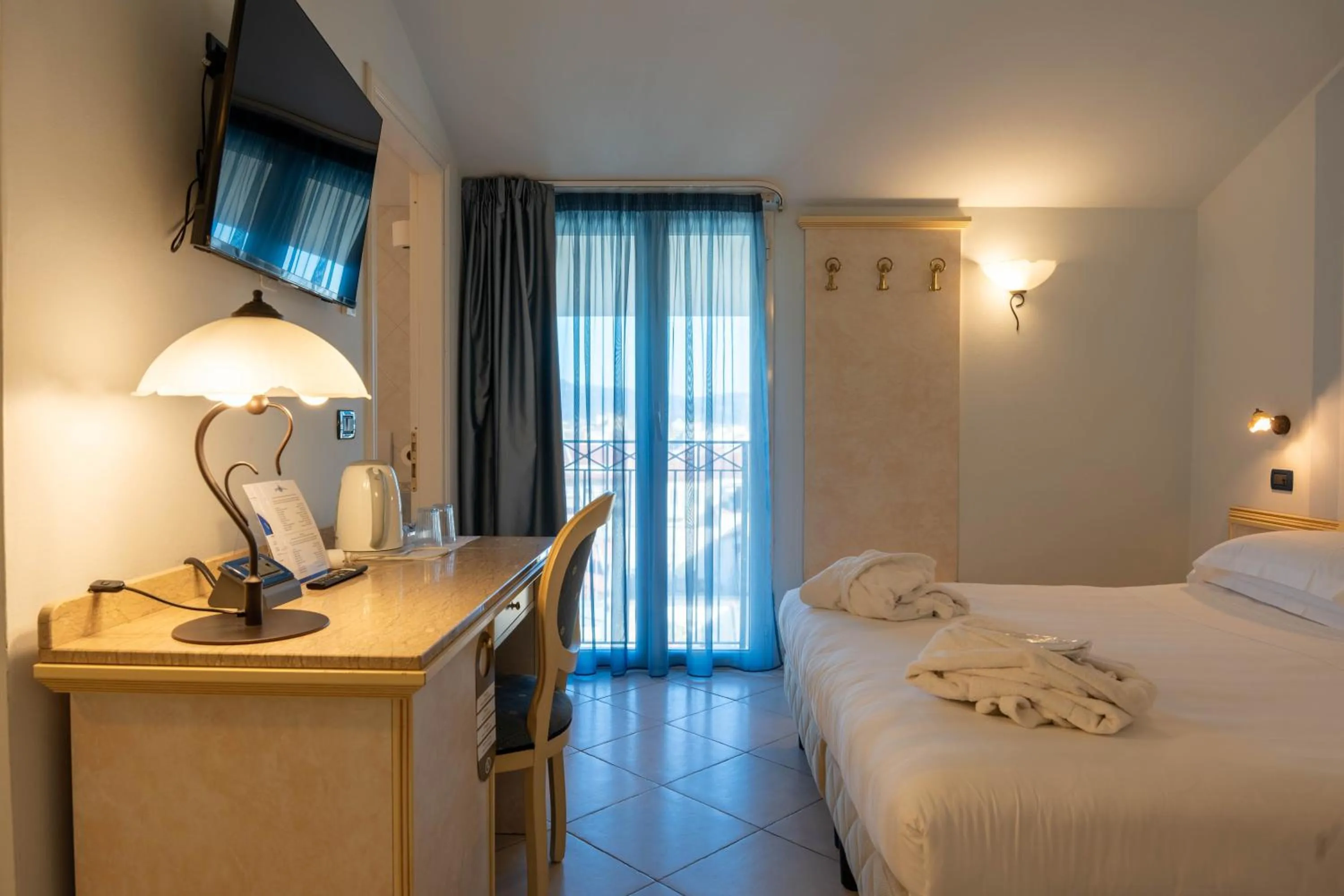 Bedroom, Bed in Hotel London