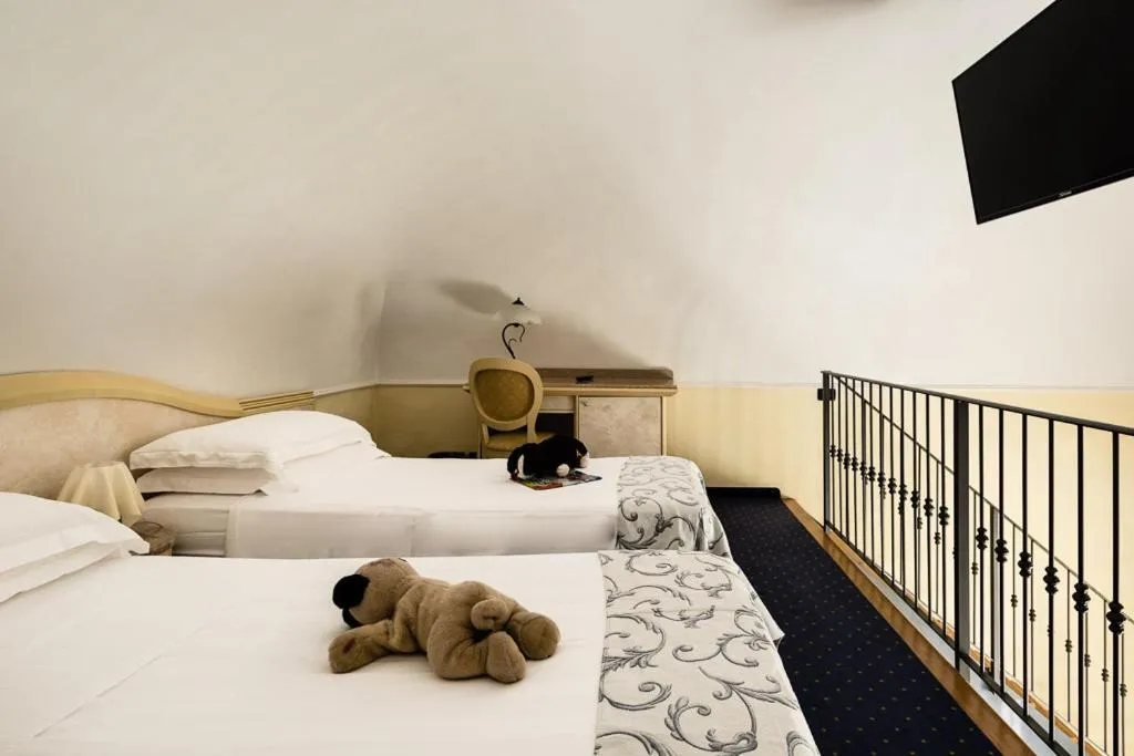 Photo of the whole room, Bed in Hotel London