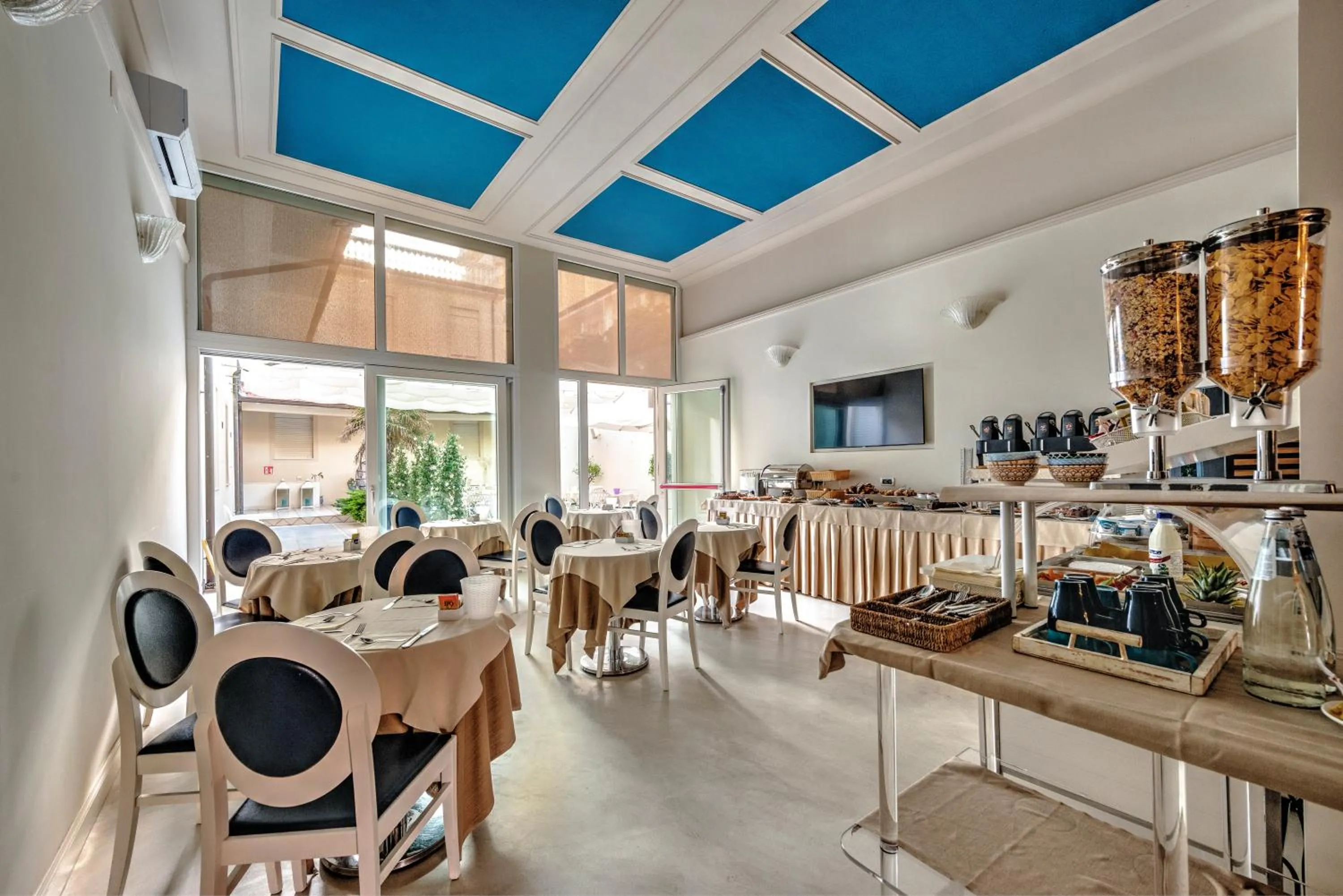 Restaurant/places to eat in Hotel London