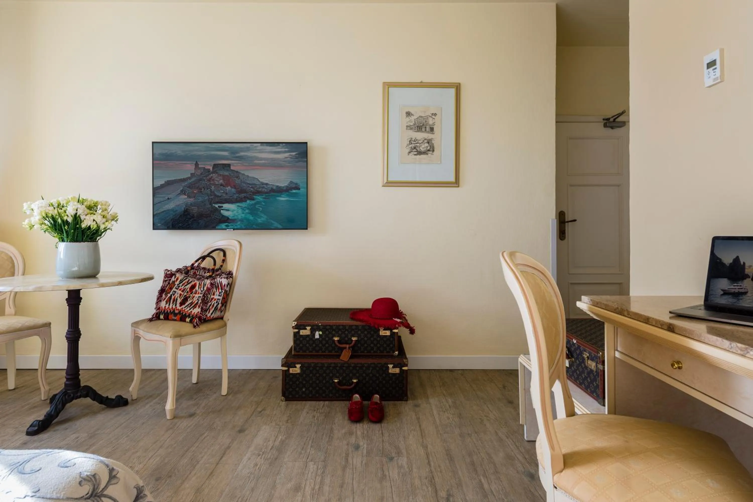 Photo of the whole room in Hotel London