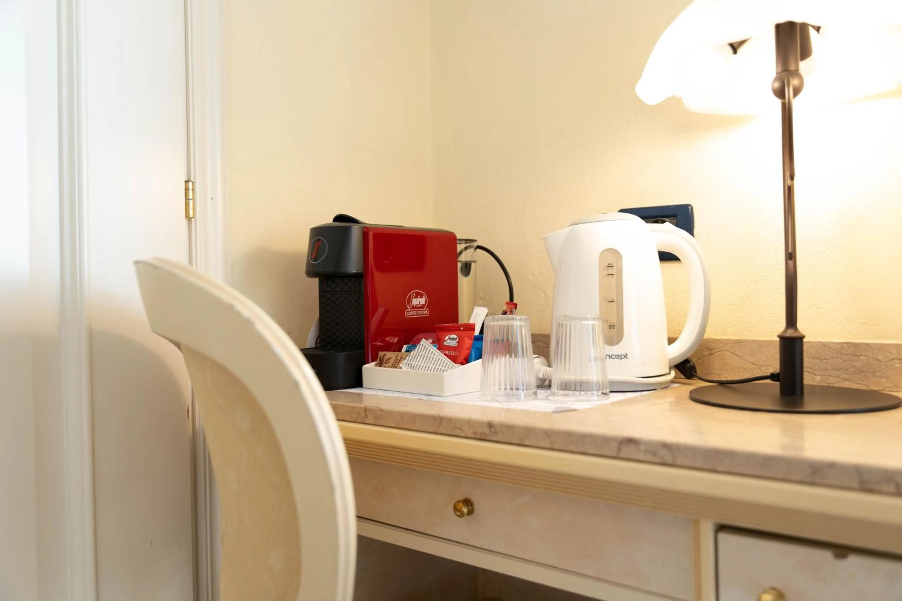 Coffee/tea facilities in Hotel London