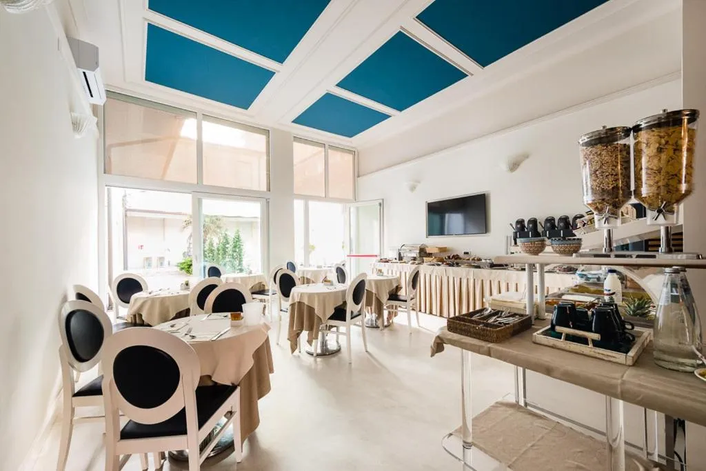 Restaurant/places to eat in Hotel London