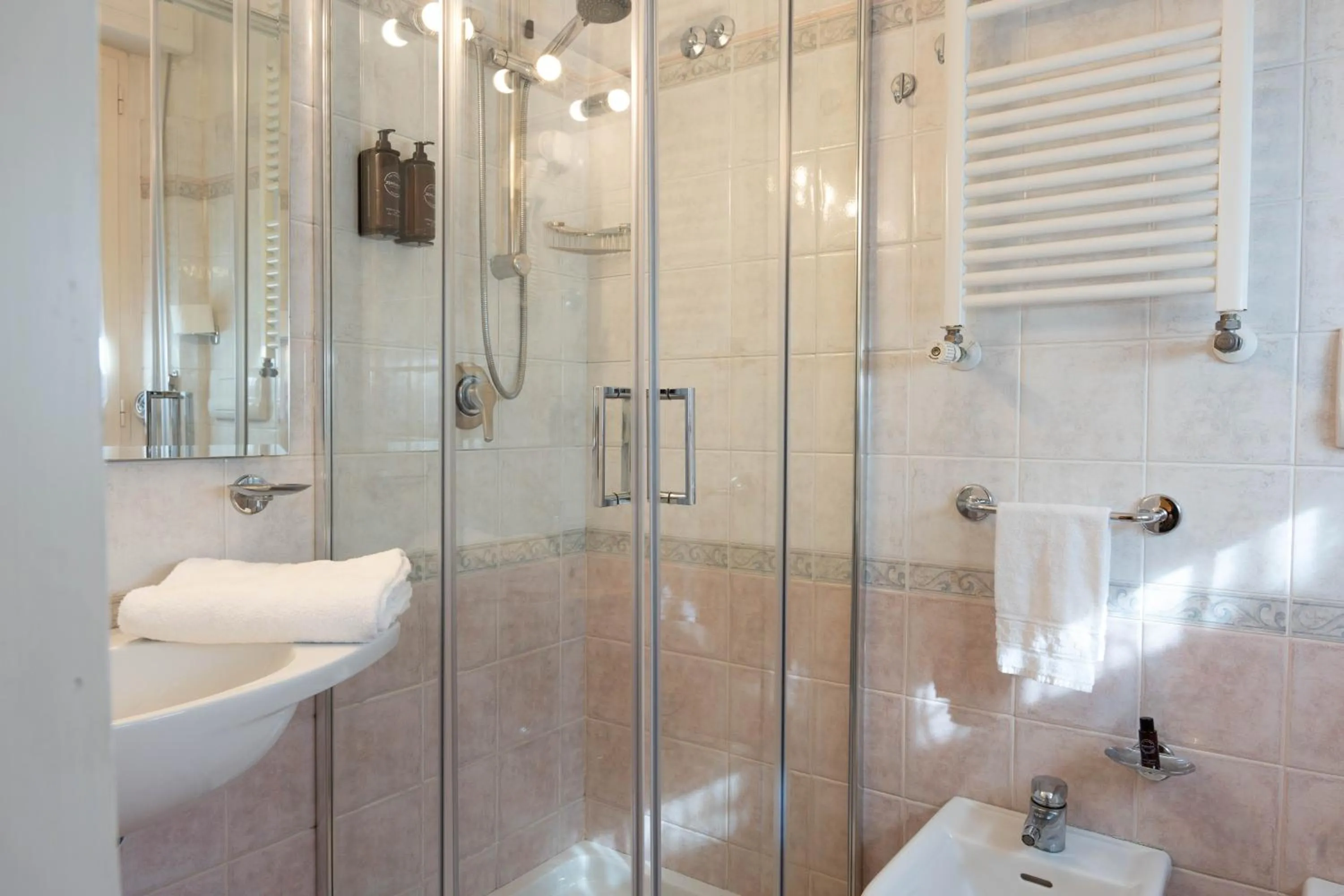 Shower in Hotel London