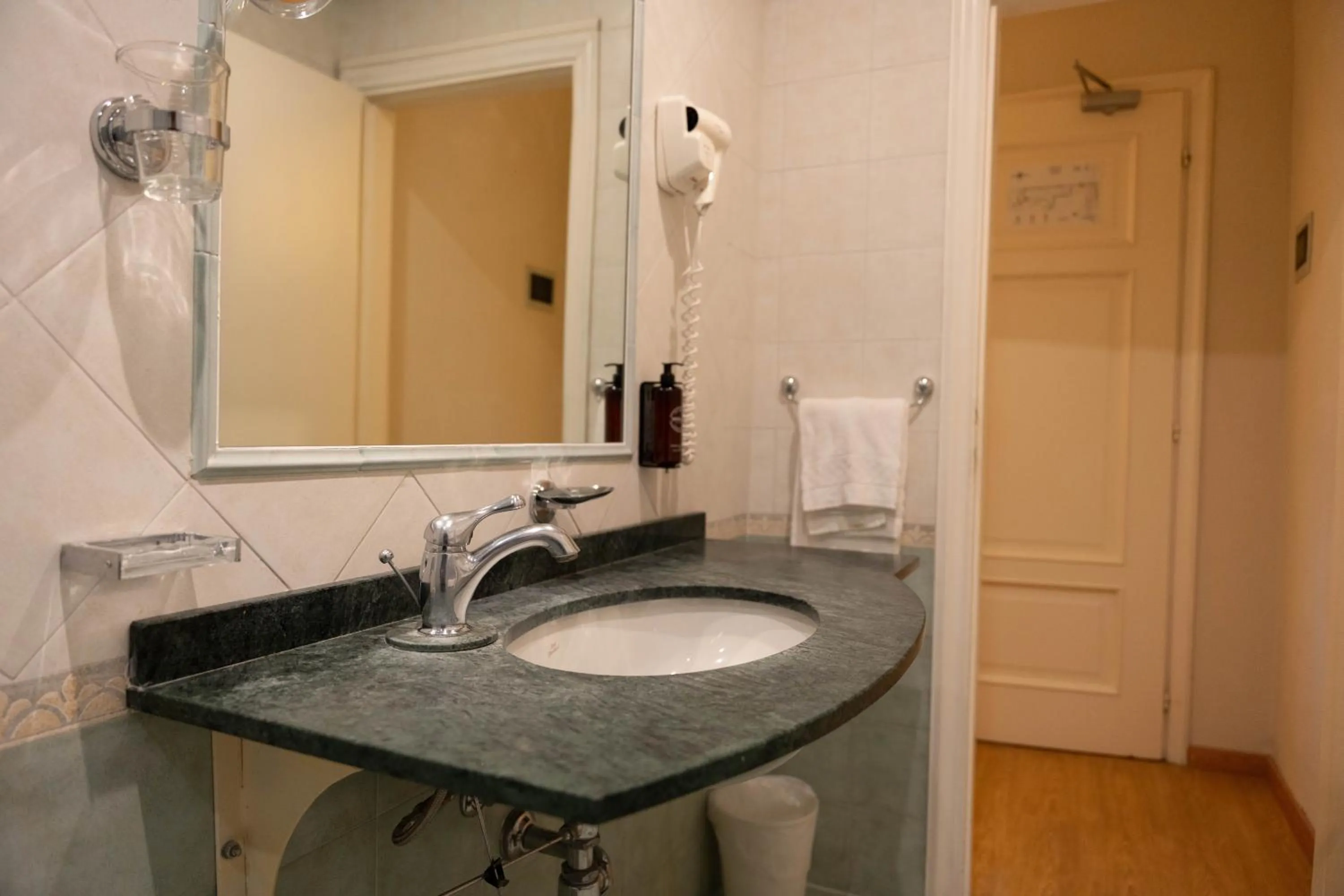 Bathroom in Hotel London