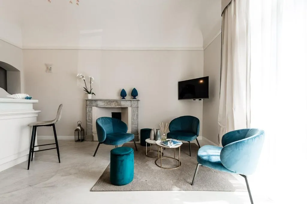 Communal lounge/ TV room in Hotel London