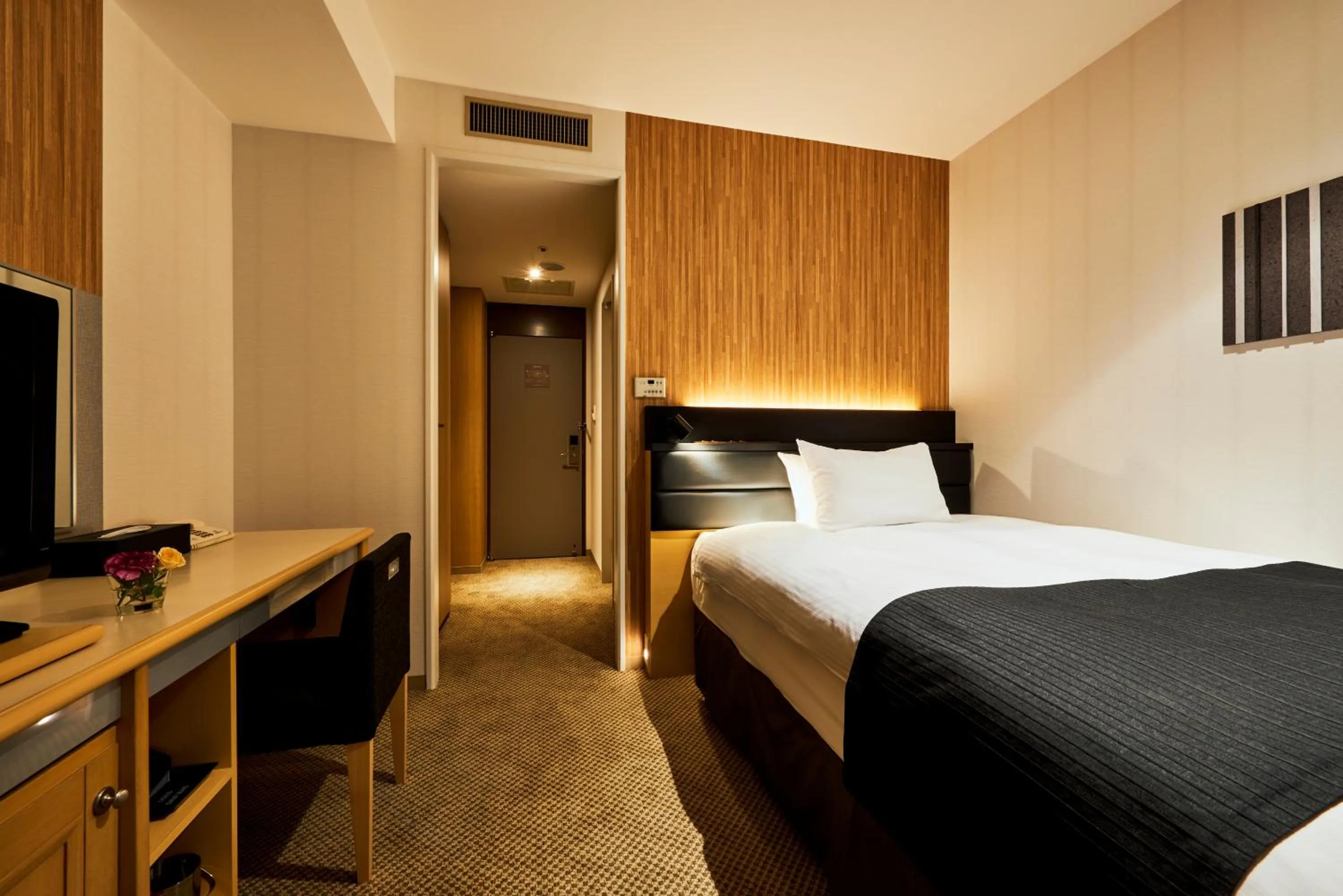 Bedroom, Bed in Sendai Kokusai Hotel