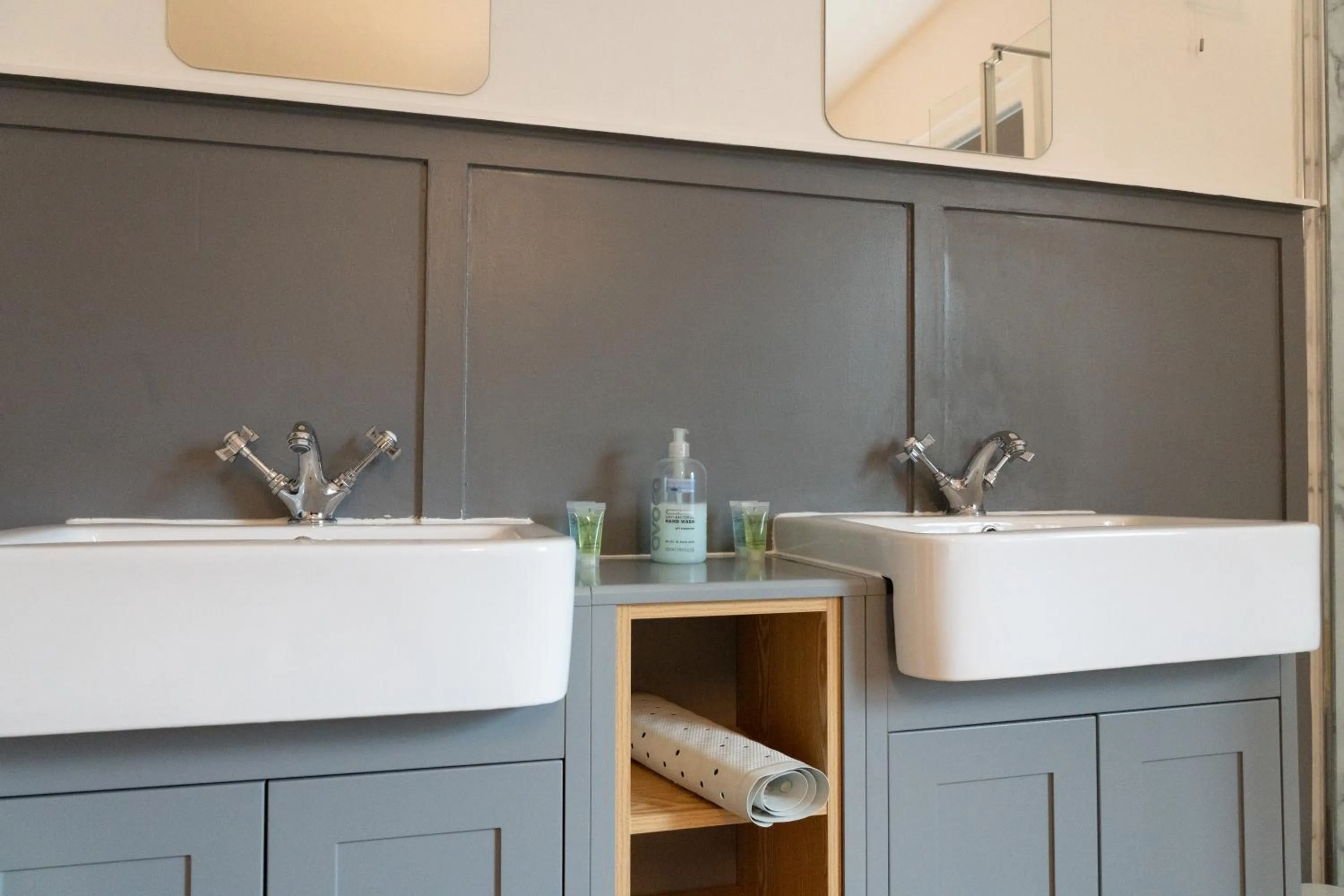 Bathroom in The Finch Hatton Arms