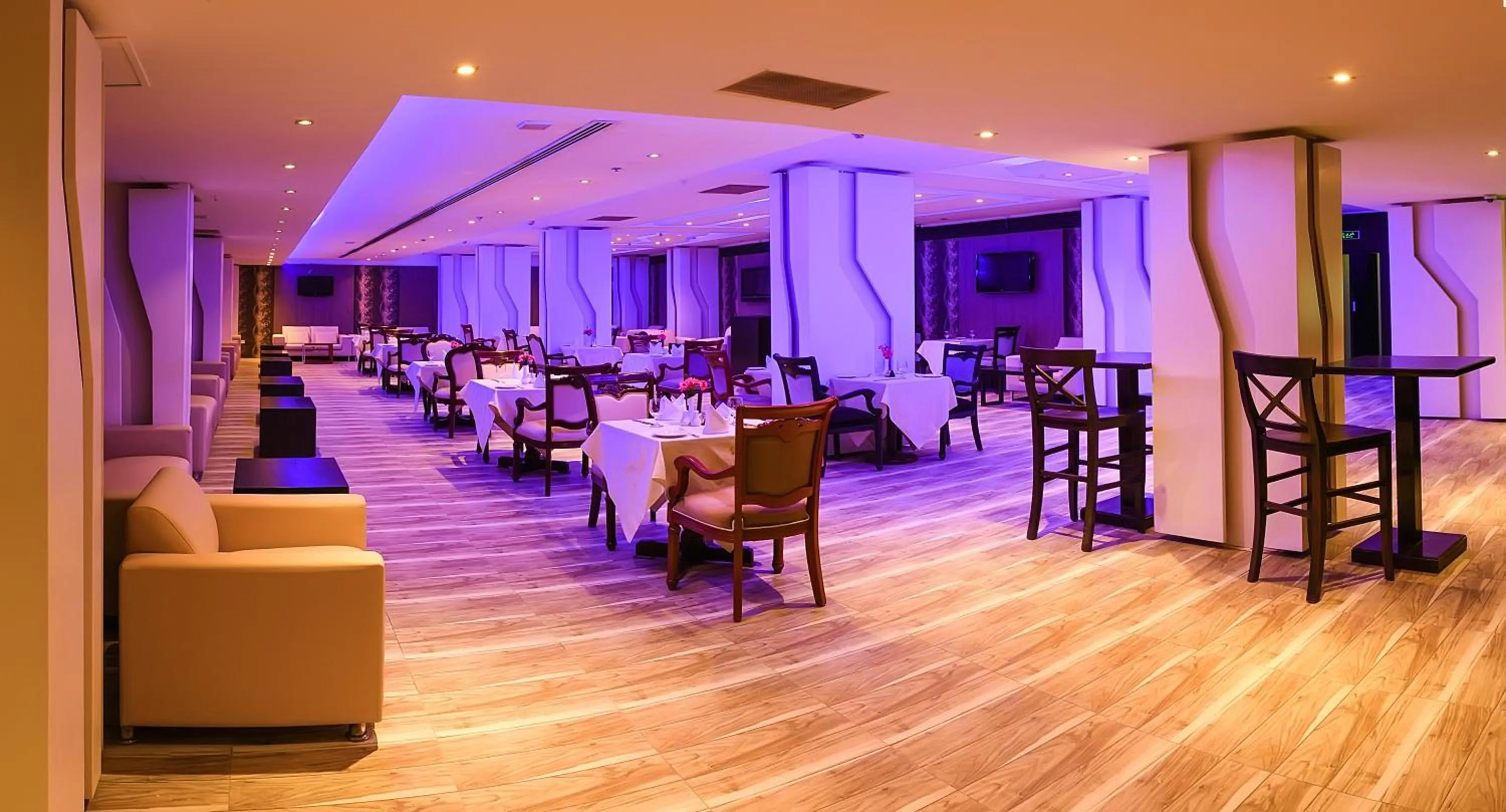 Restaurant/places to eat in Marco Polo Hotel