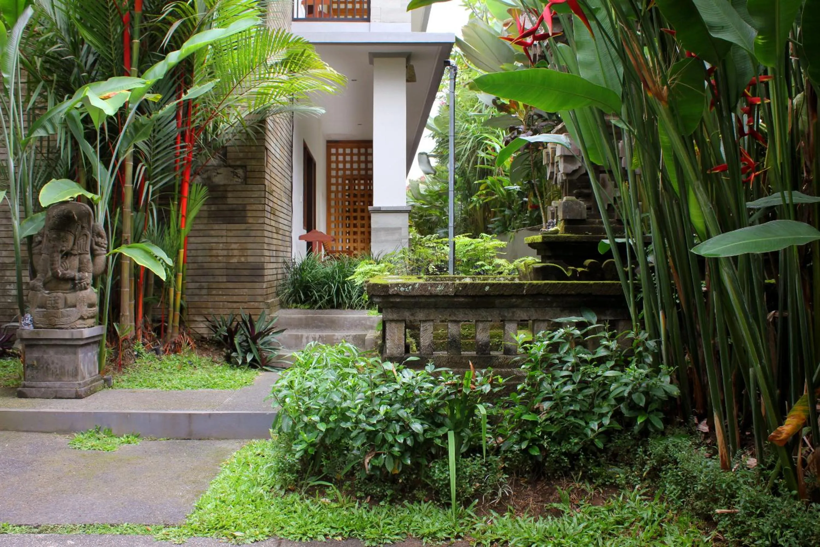 Garden in Putri Ayu Cottages