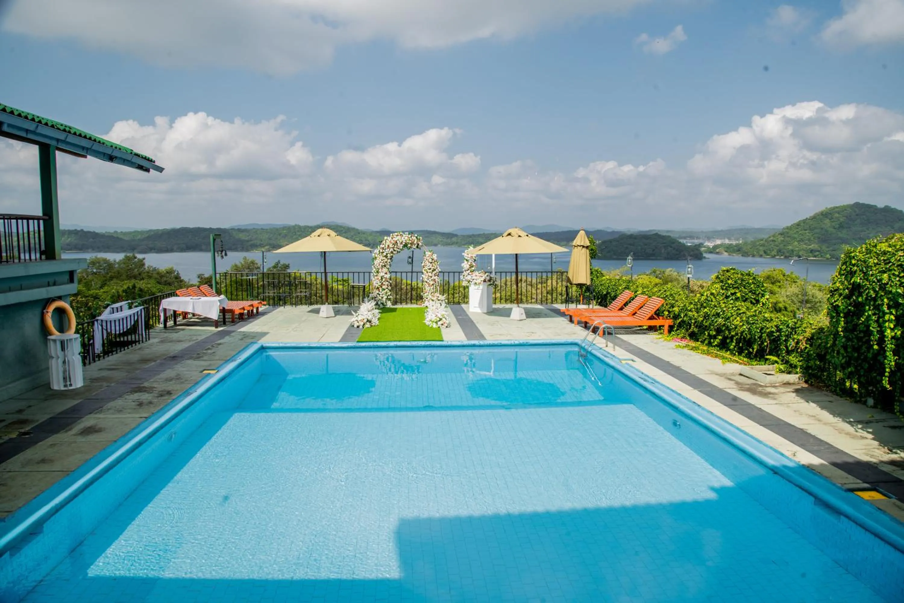 Day in Lavendish Lake Giritale - Former Giritale Hotel