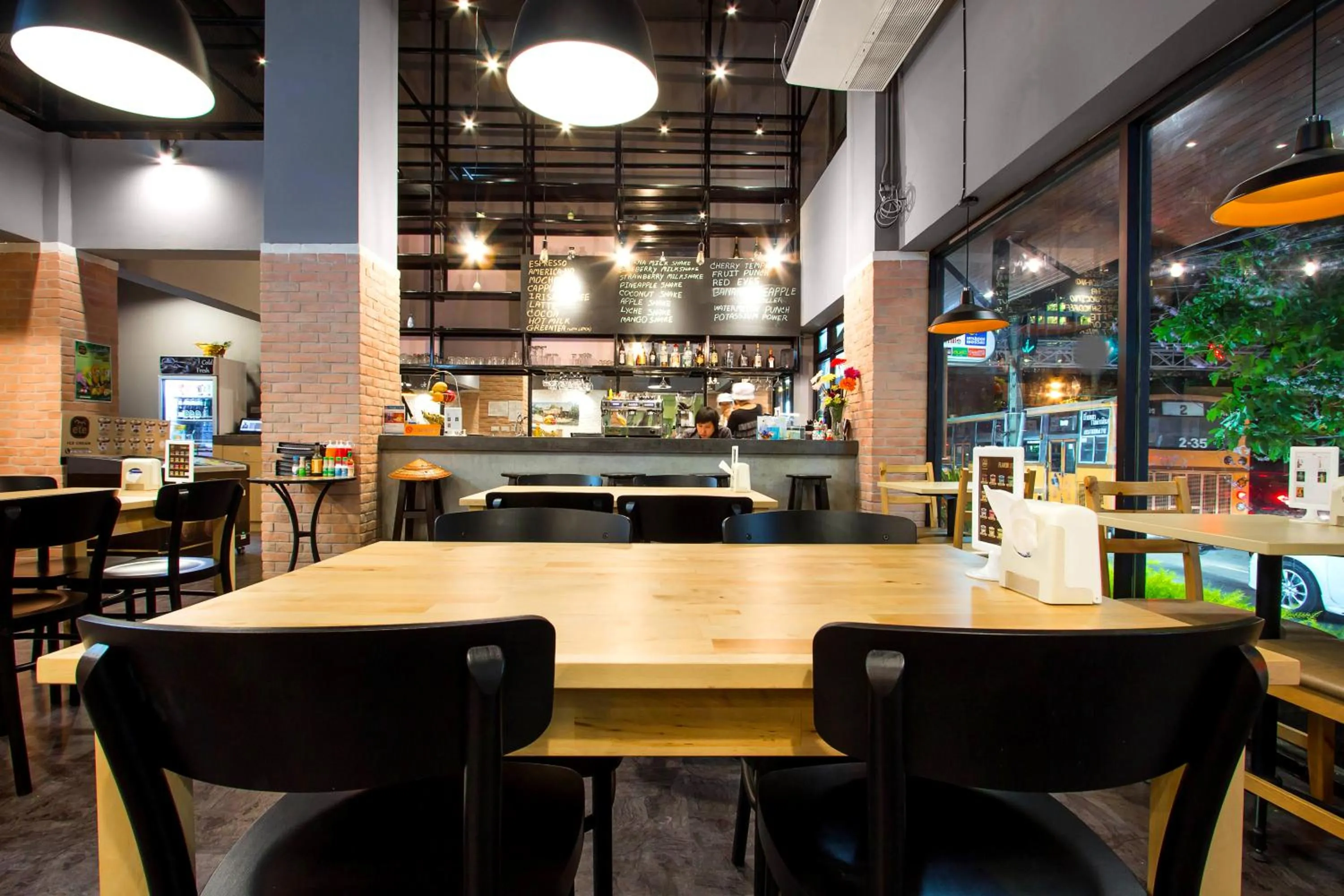 Restaurant/Places to Eat in D Varee Xpress Makkasan Hotel